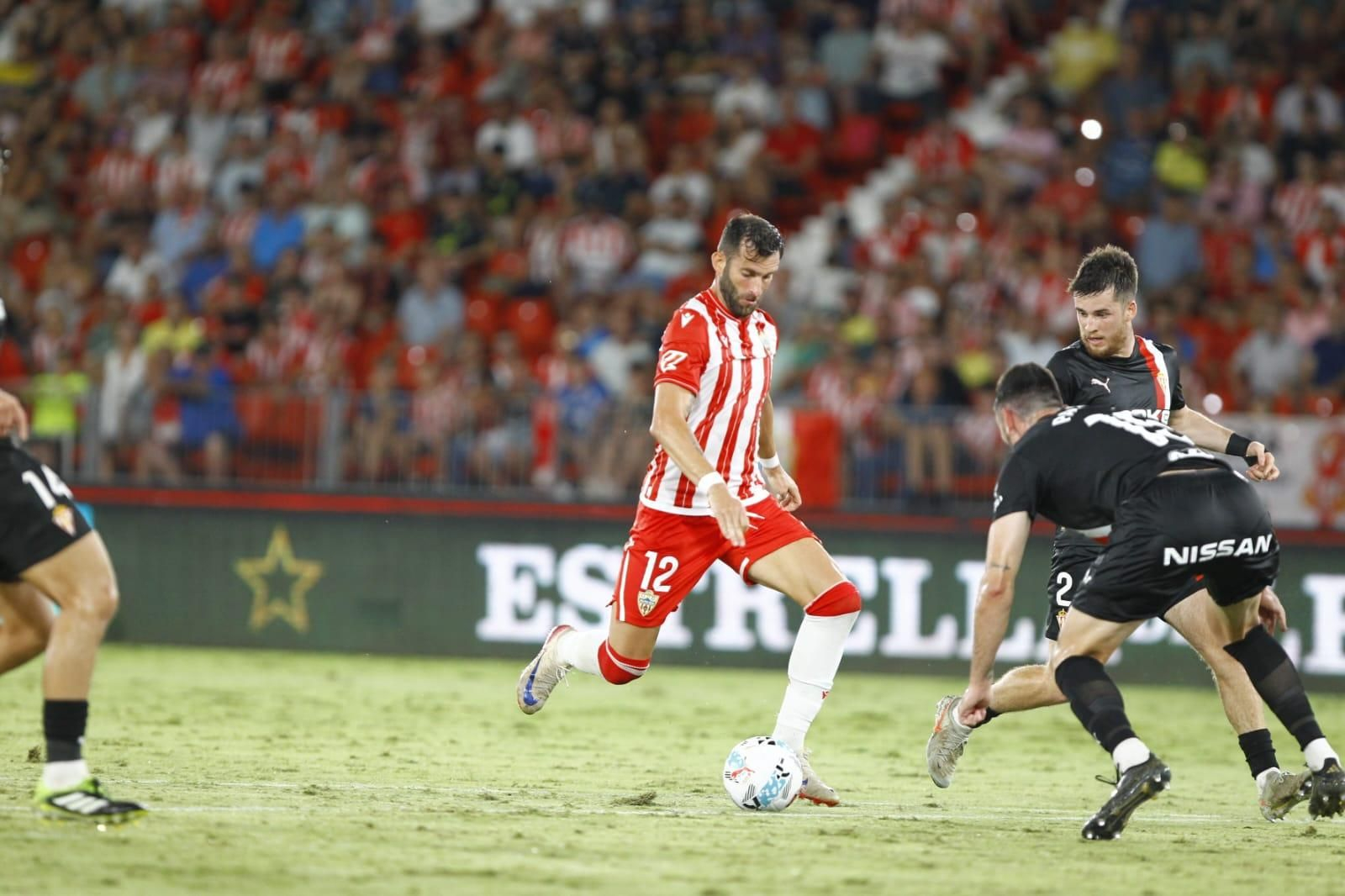 Baptistao prepara la pierna para el disparo durante una acció ndel encuentro frente a los asturianos.