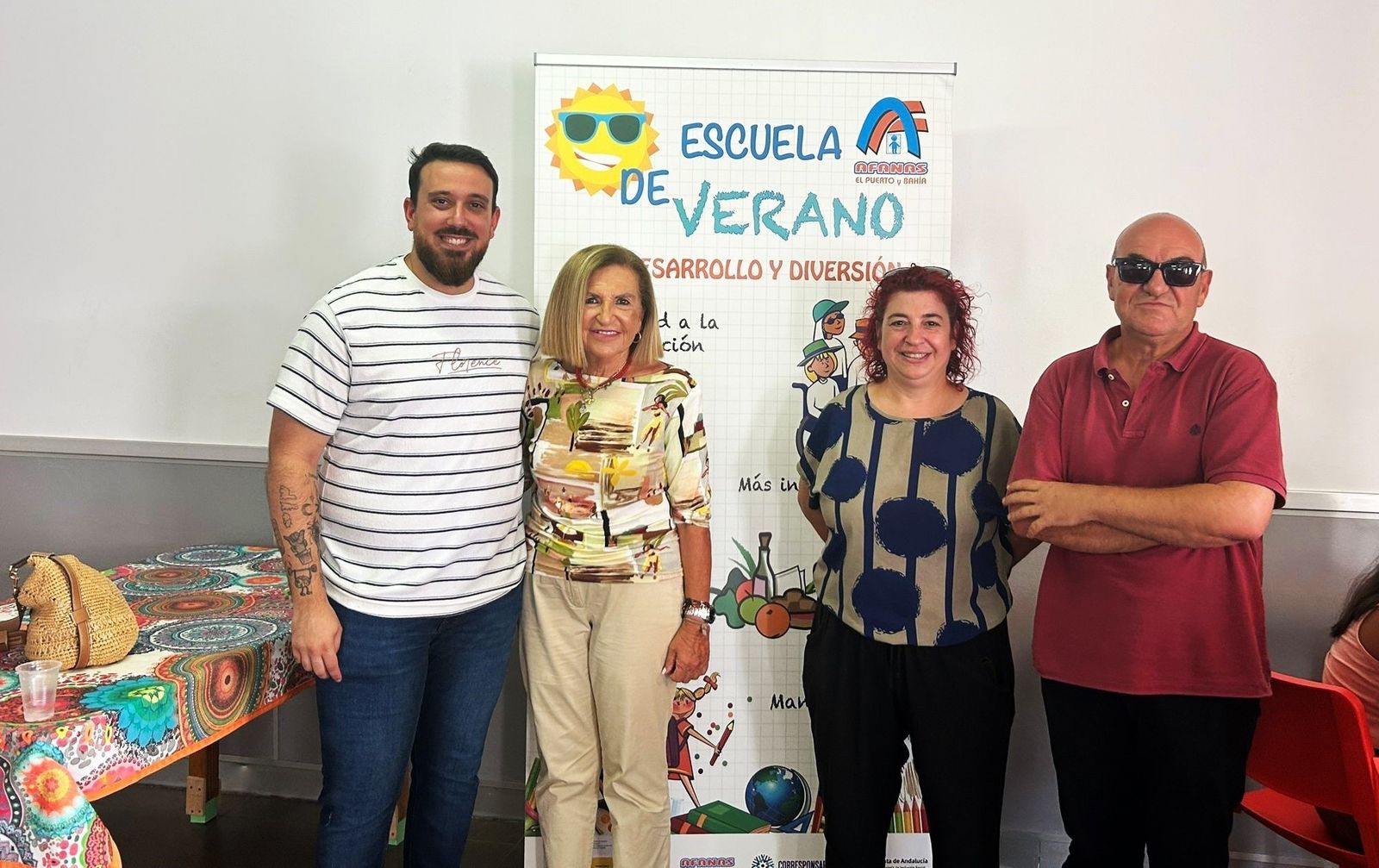 Imagen de Lara junto a los reponsables durante la jornada de puertas abiertas.