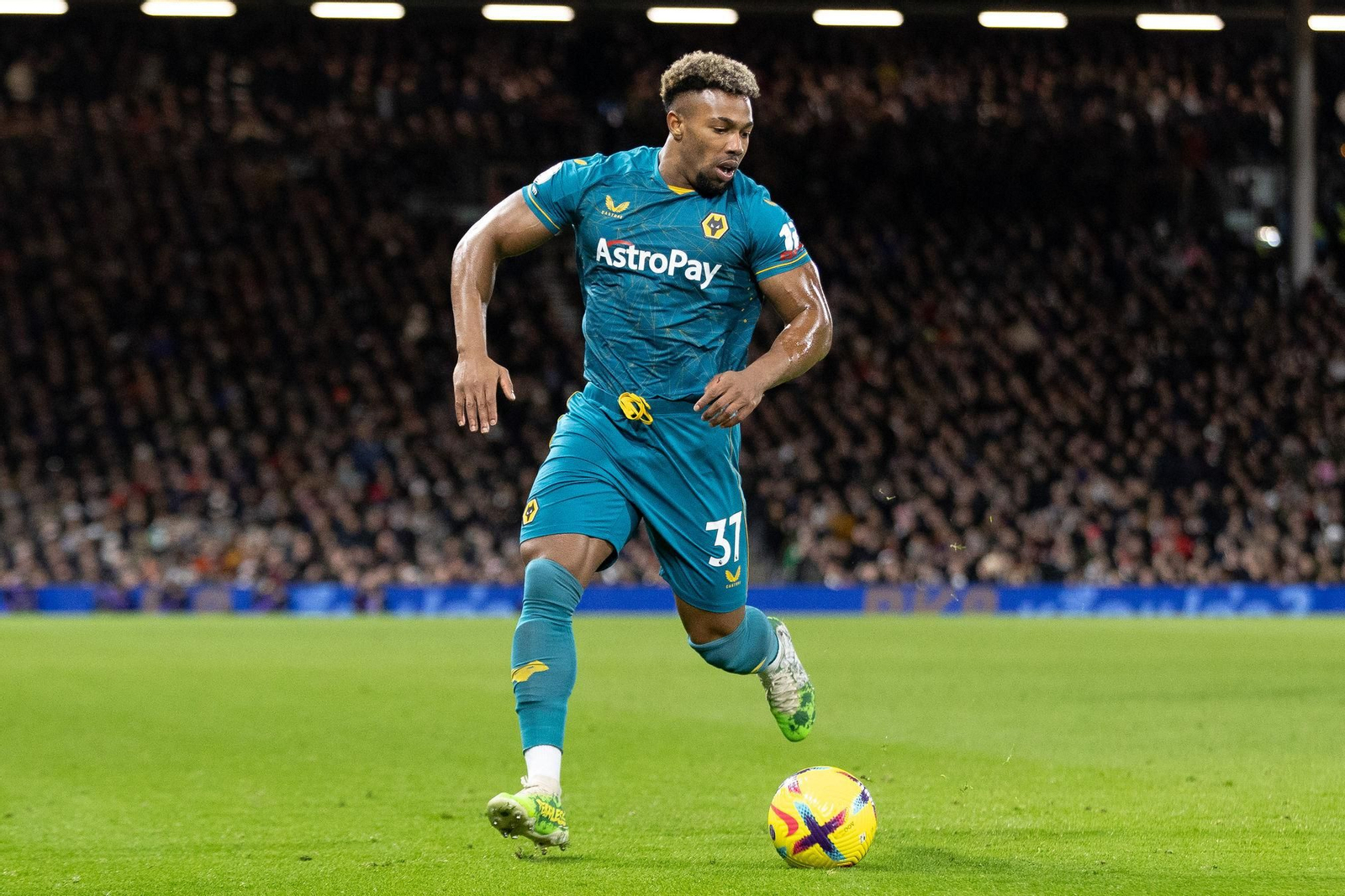 Adama, en un partido con el Wolverhampton.