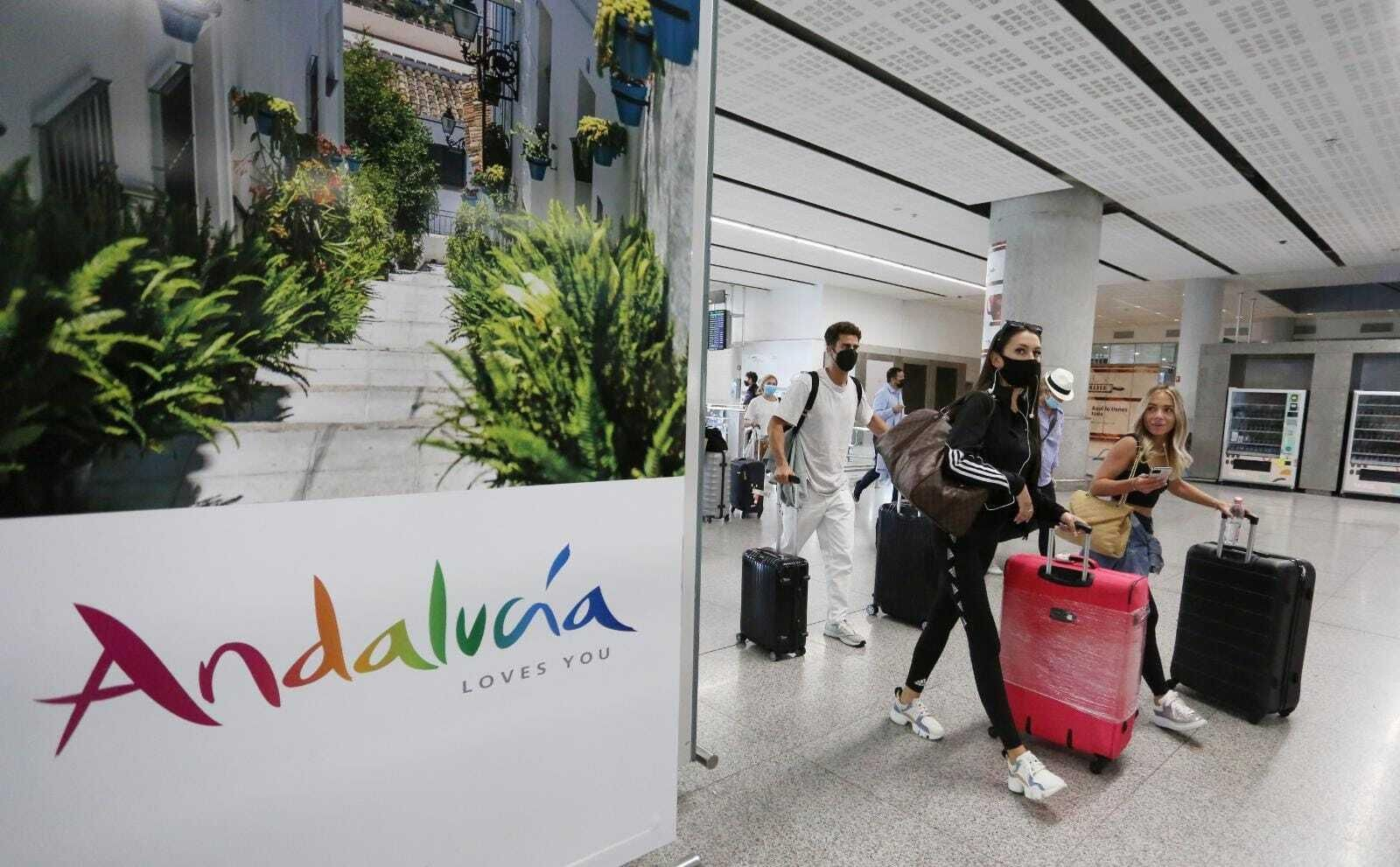 El desembarco de británicos en el aeropuerto de Málaga, en fotos