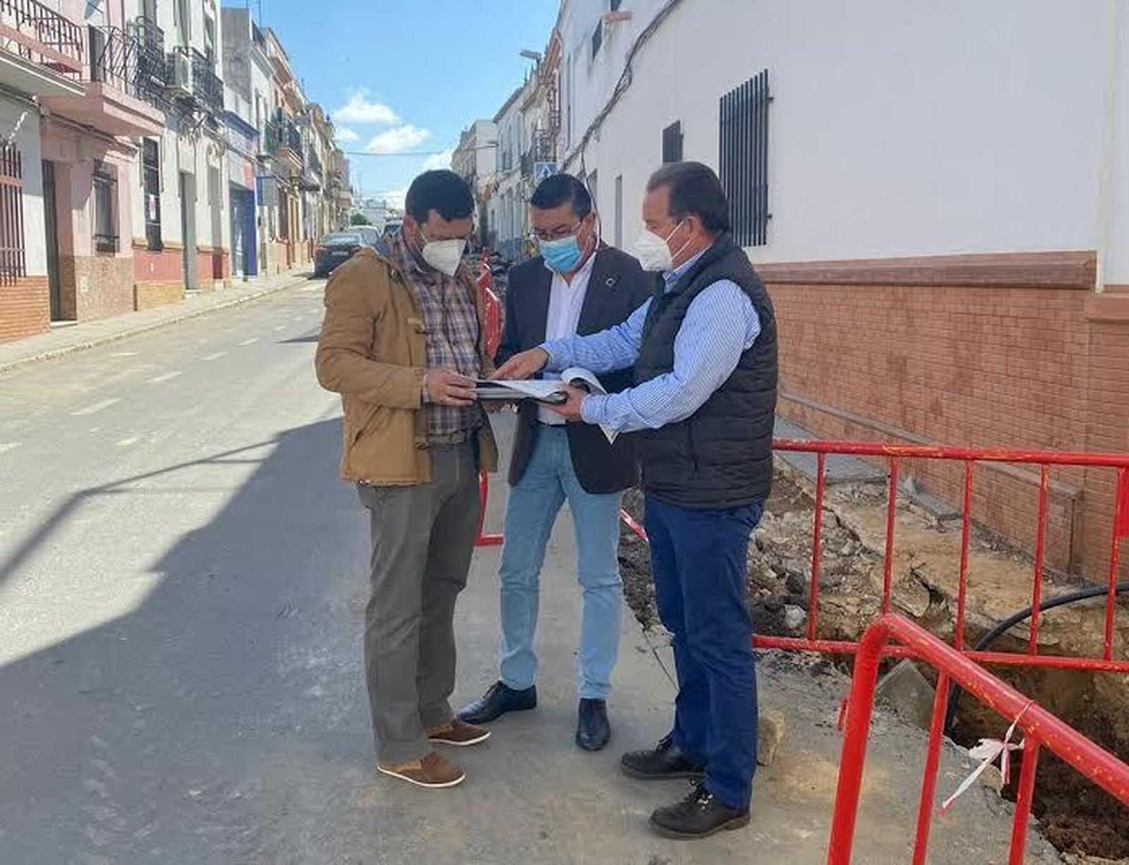 Manuel Domínguez Limón durante la visita a las obras en Rociana