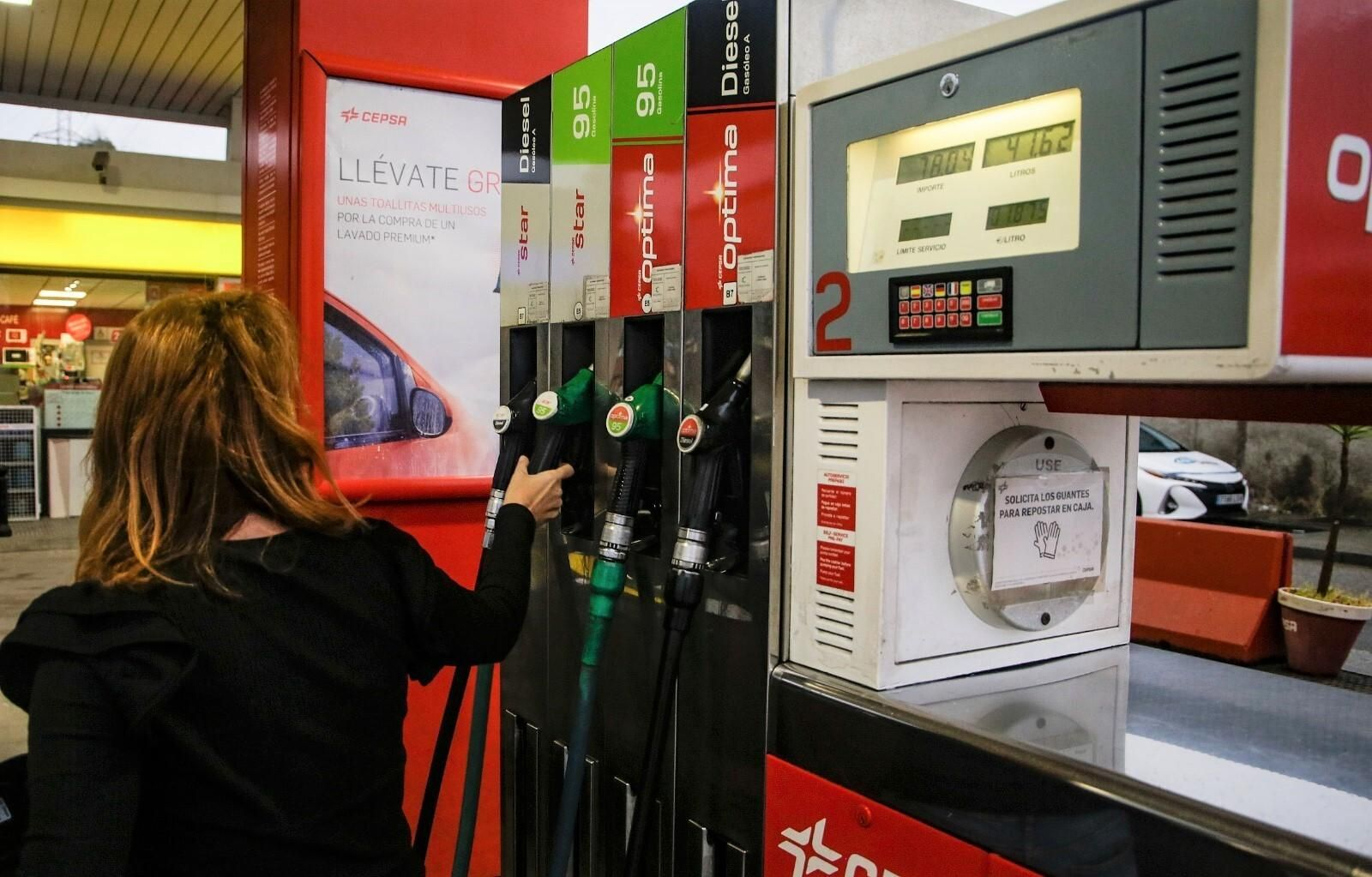 Una conductora echa gasolina en su vehículo este lunes.