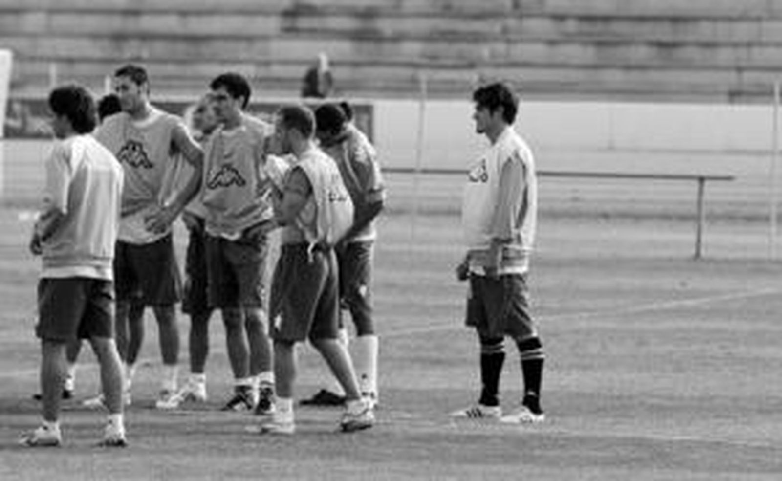 Edu participa de la charla de grupo, justó detrás de Juanlu, Ilic y Damià.
