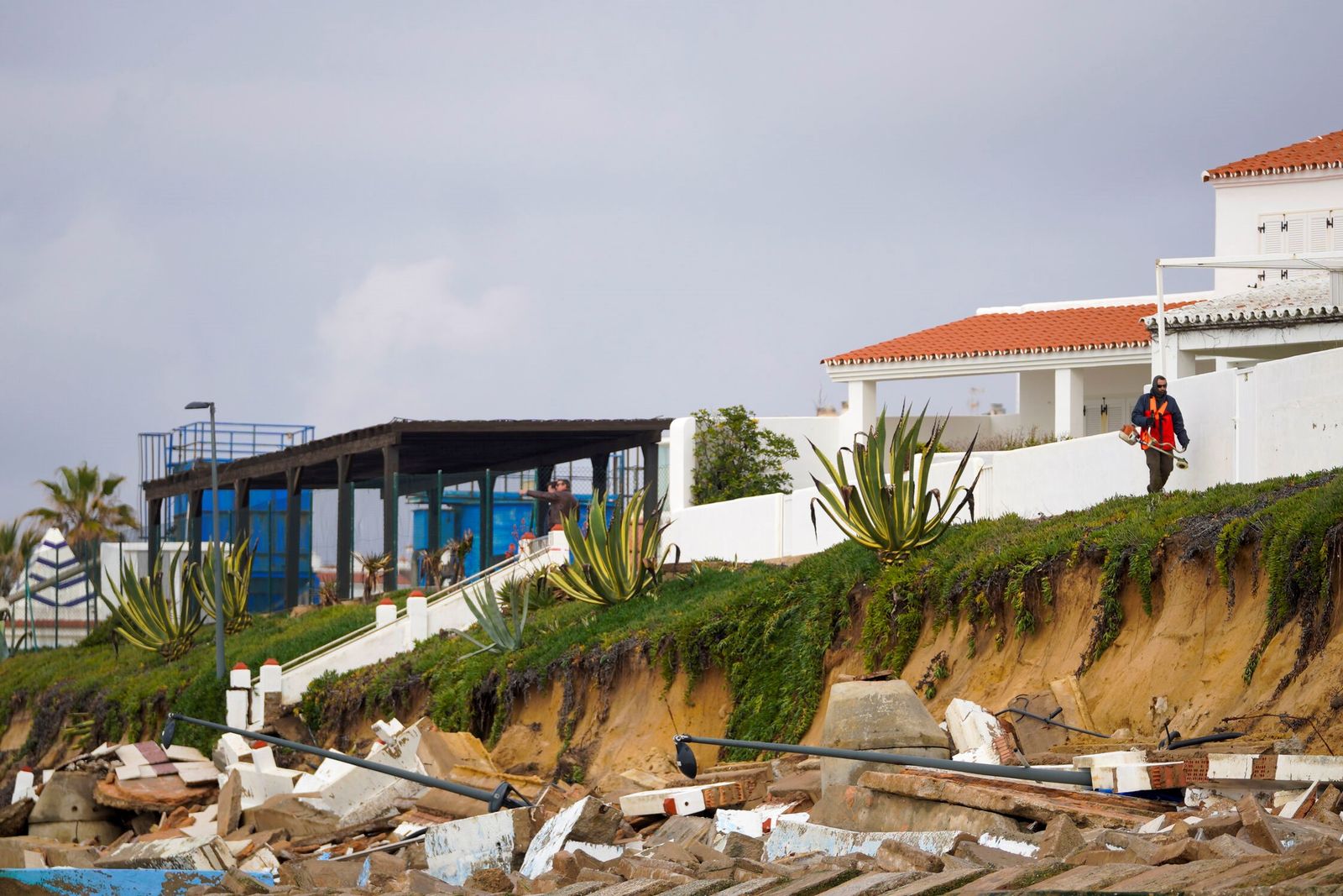 Los destrozos causados por el último temporal a la playa y al paseo marítimo de Matalascañas