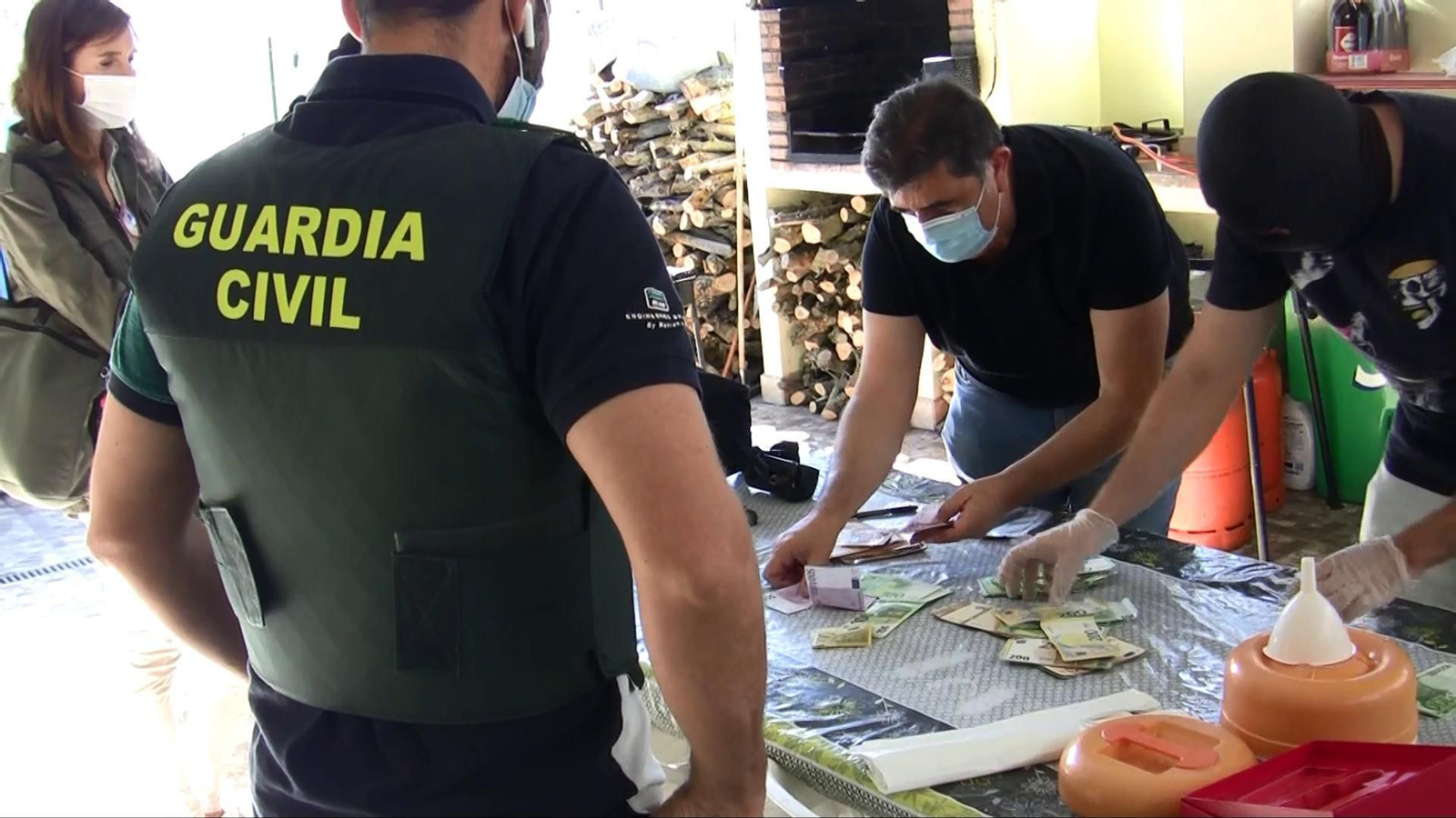 La Guardia Civil contabilizando el dinero encontrado en los registros