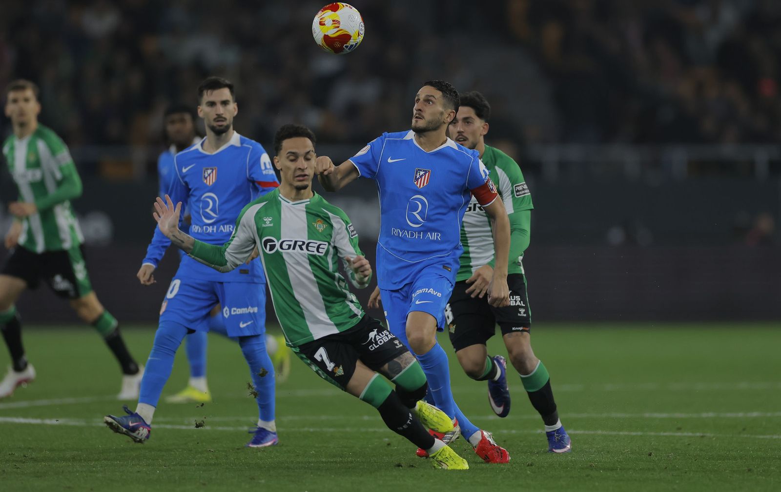 Antony, ante Koke con Álex Baena en segundo plano.