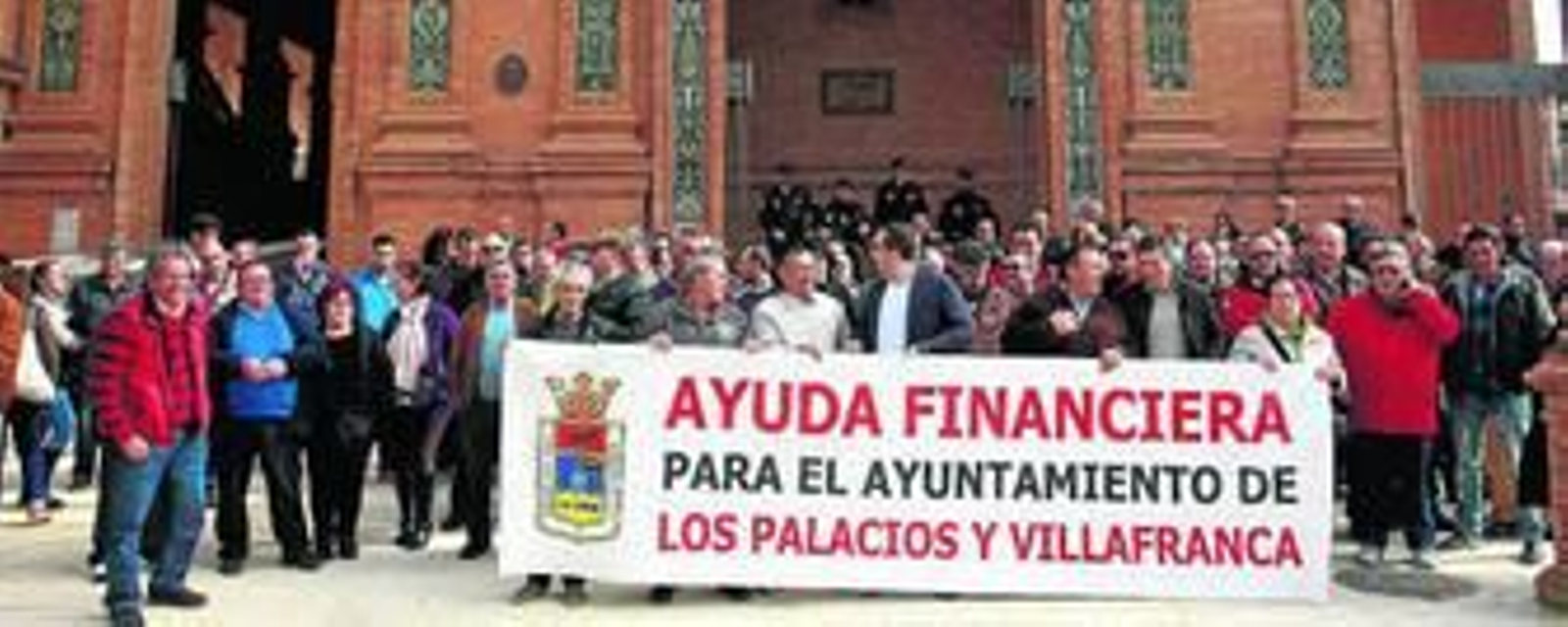 Una de las varias concentraciones que el gobierno local de Los Palacios ha convocado para pedir más ayuda financiera con que afrontar sus deudas pendientes.