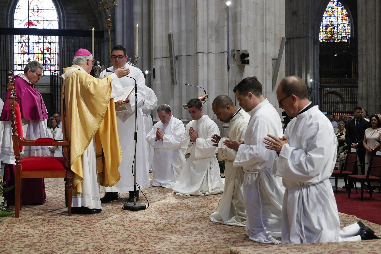 La ordenación de seis nuevos diáconos, entre ellos el Hermano Pablo, secretario del Cardenal Amigo