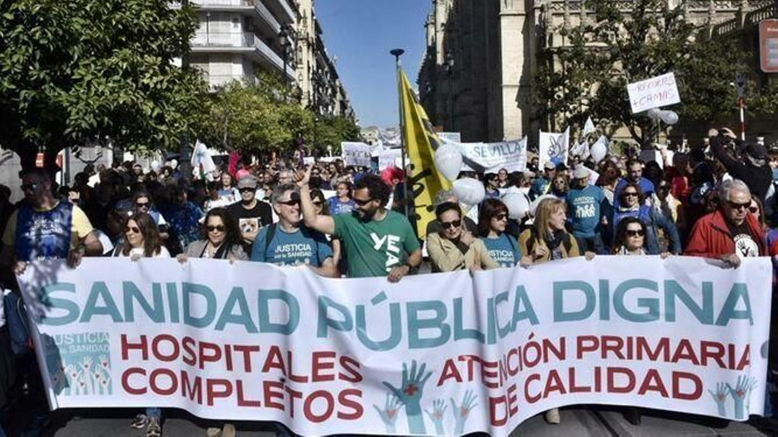 'Spiriman' encabeza manifestación en Sevilla contra "corrupción" sanitaria