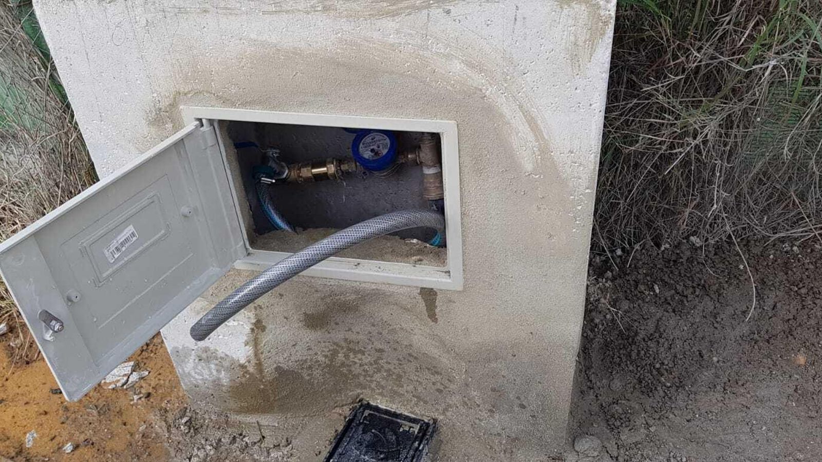 El grifo público instalado por Aljarafesa a la entrada del sector durante el estado de alarma.