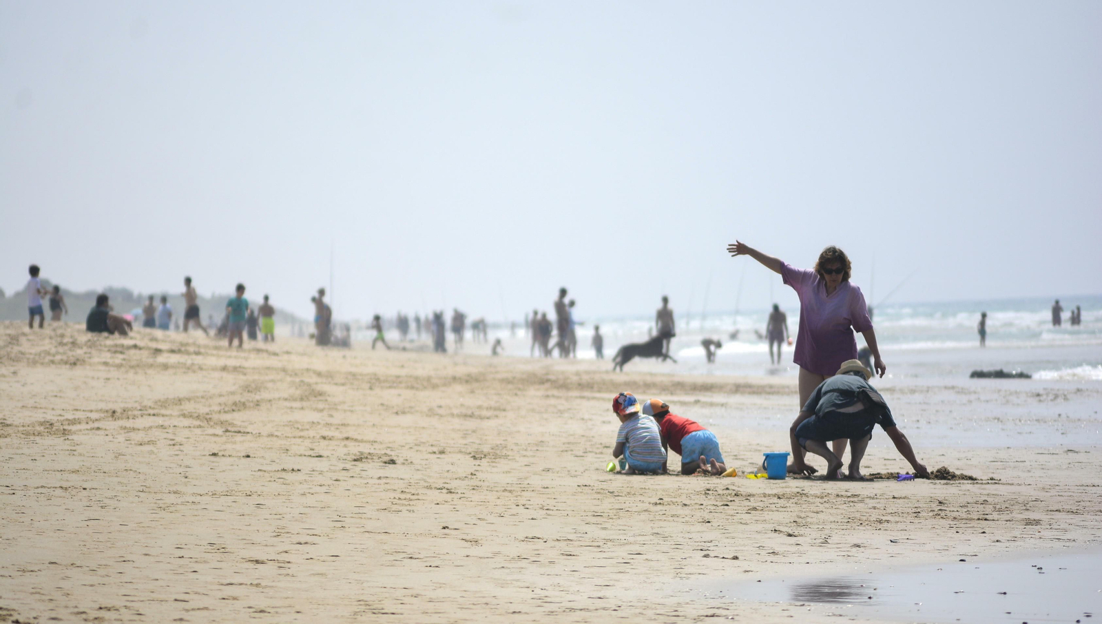 Turistas en la playa de Los Lances, en Tarifa.