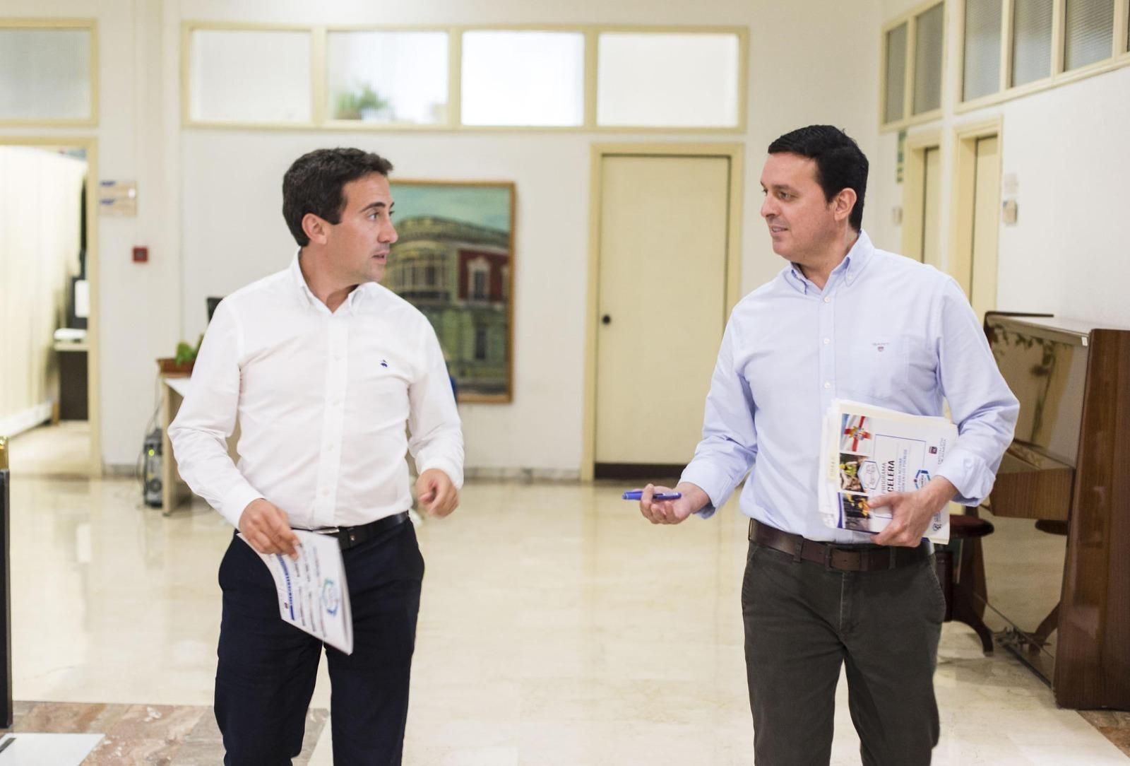 Óscar Liria, a la izquierda, conversa con Javier  Aureliano García, a la derecha, en una imagen de archivo.