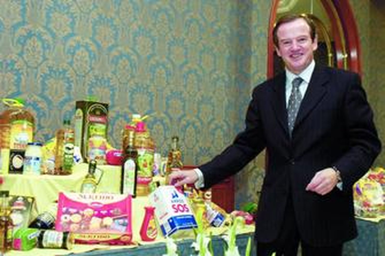 El presidente de SOS Cuétara, Jesús Salazar Bello, muestra los productos de su compañía.