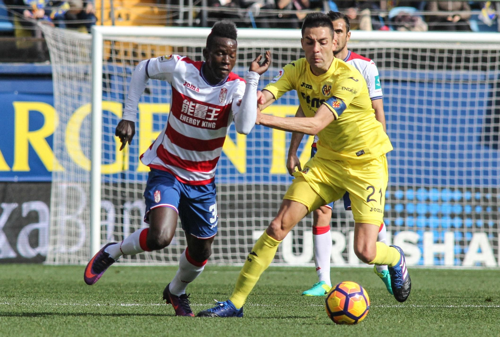 Samper y Roberto Soriano luchan por un balón aéreo.
