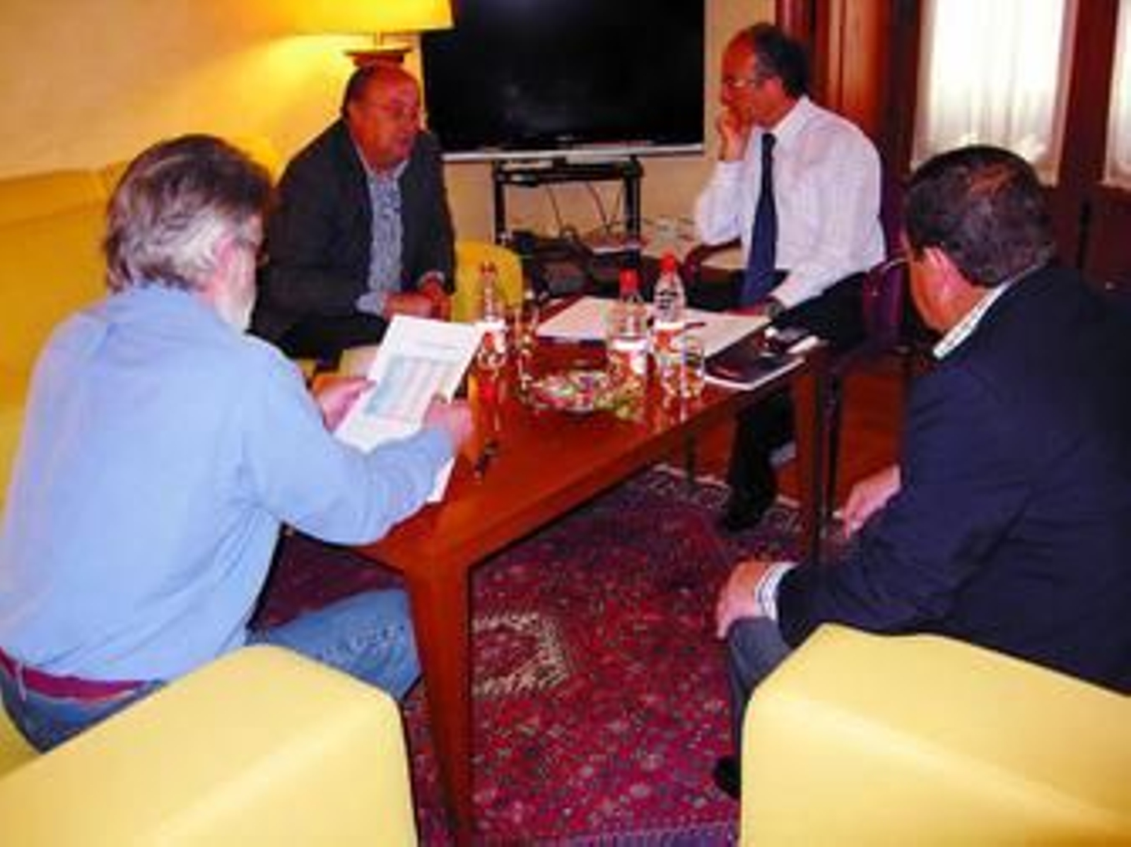 Reunión celebrada entre el consejero y el delegado de Agricultura y los directivos de Agroiris.