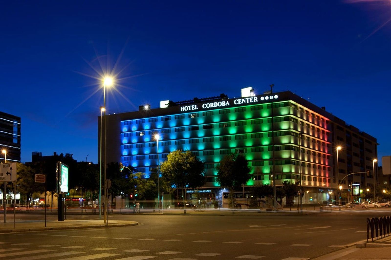 El Hotel Córdoba Center se iluminó junto a otros edificios emblemáticos de diversas localidades andaluzas.