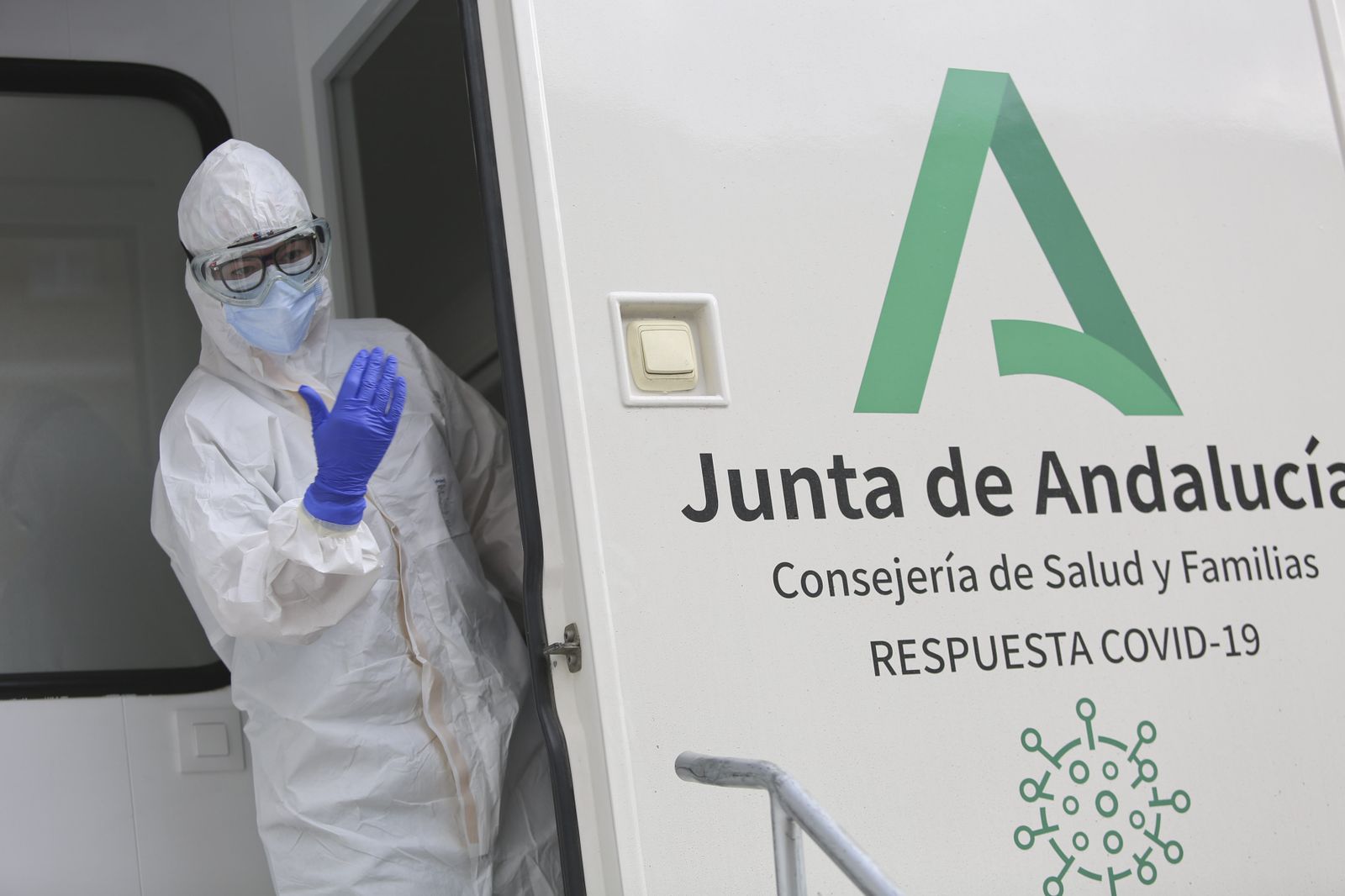 Una sanitaria durante el cribado en La Luz, este jueves.