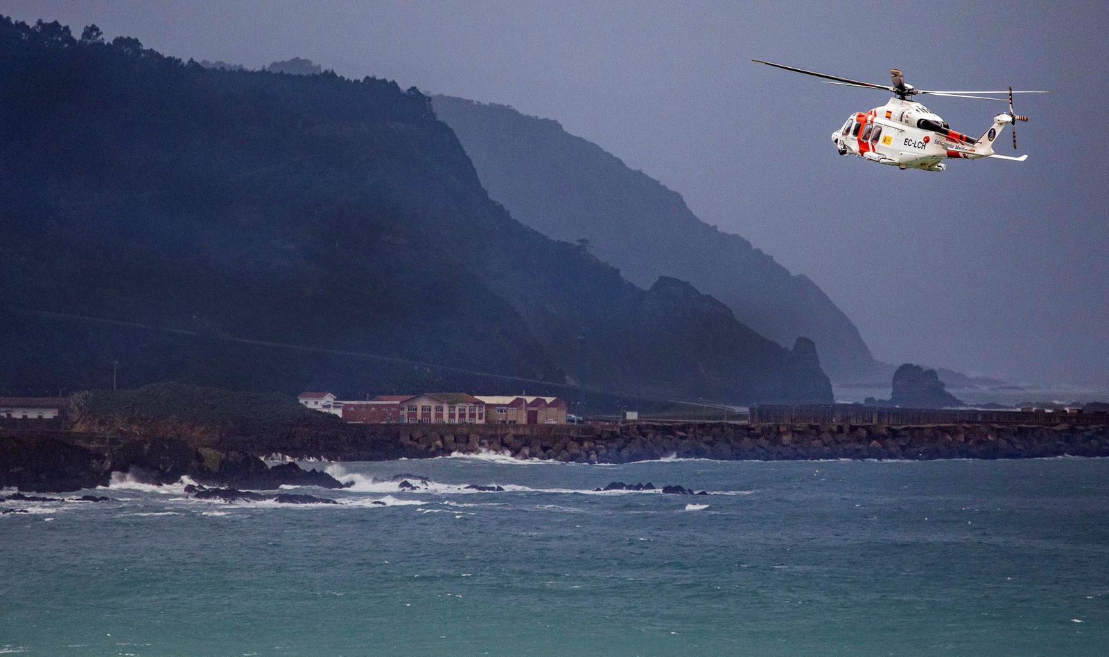 Imagen de un helicóptero de Salvamento Marítimo en la costa asturiana en las labores de búsqueda.
