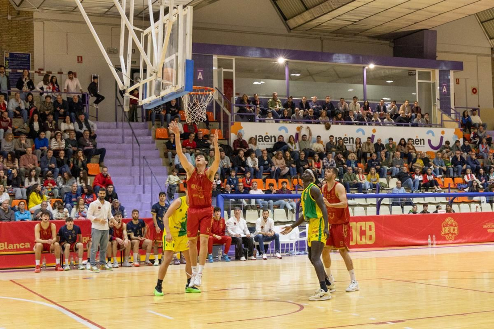La Salobreja vibra con el derbi de la capital entre Jaén CB y Jaén FS, en imágenes