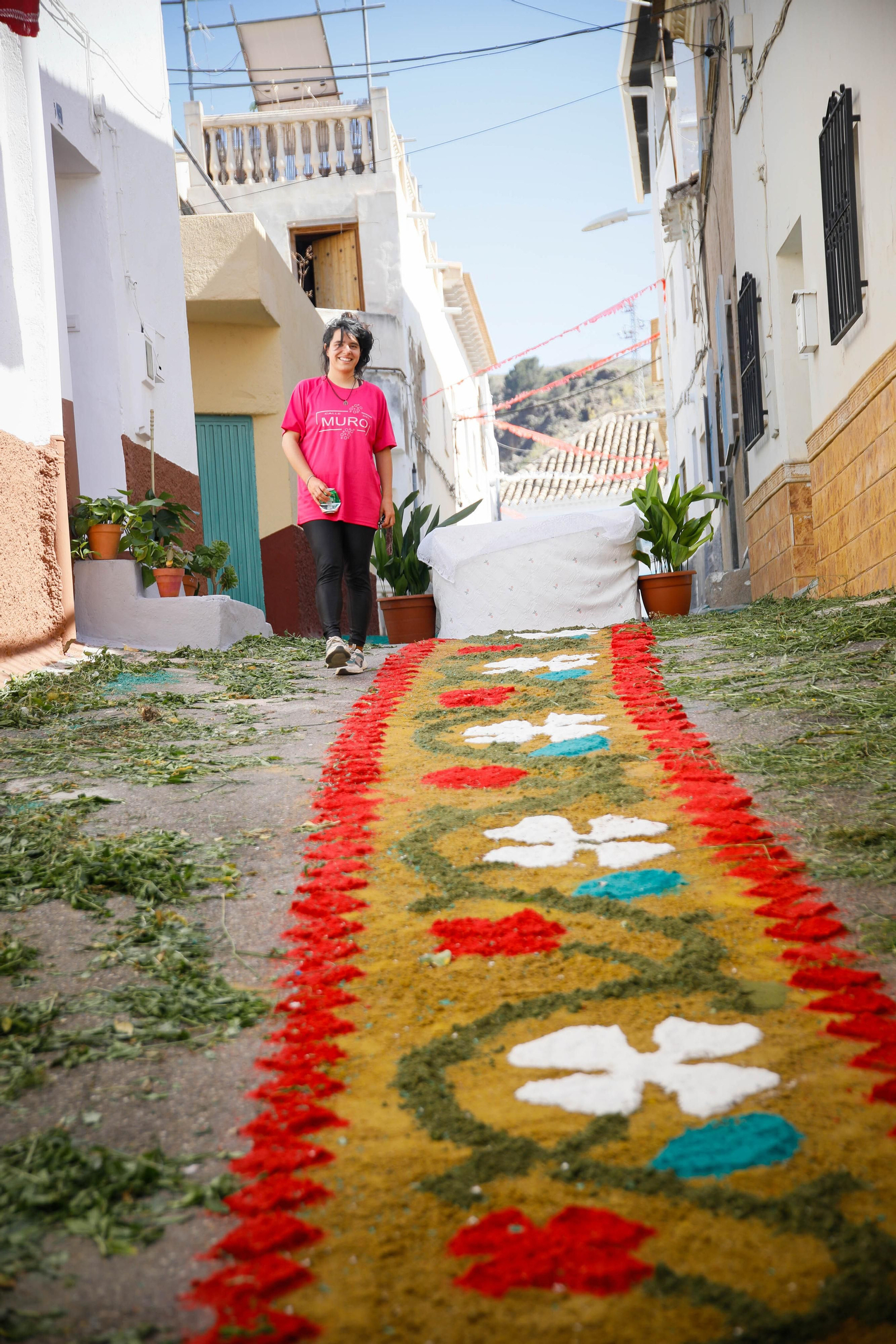 Así es la gran alfombra de serrín para que levite la Virgen de Fátima de Tíjola