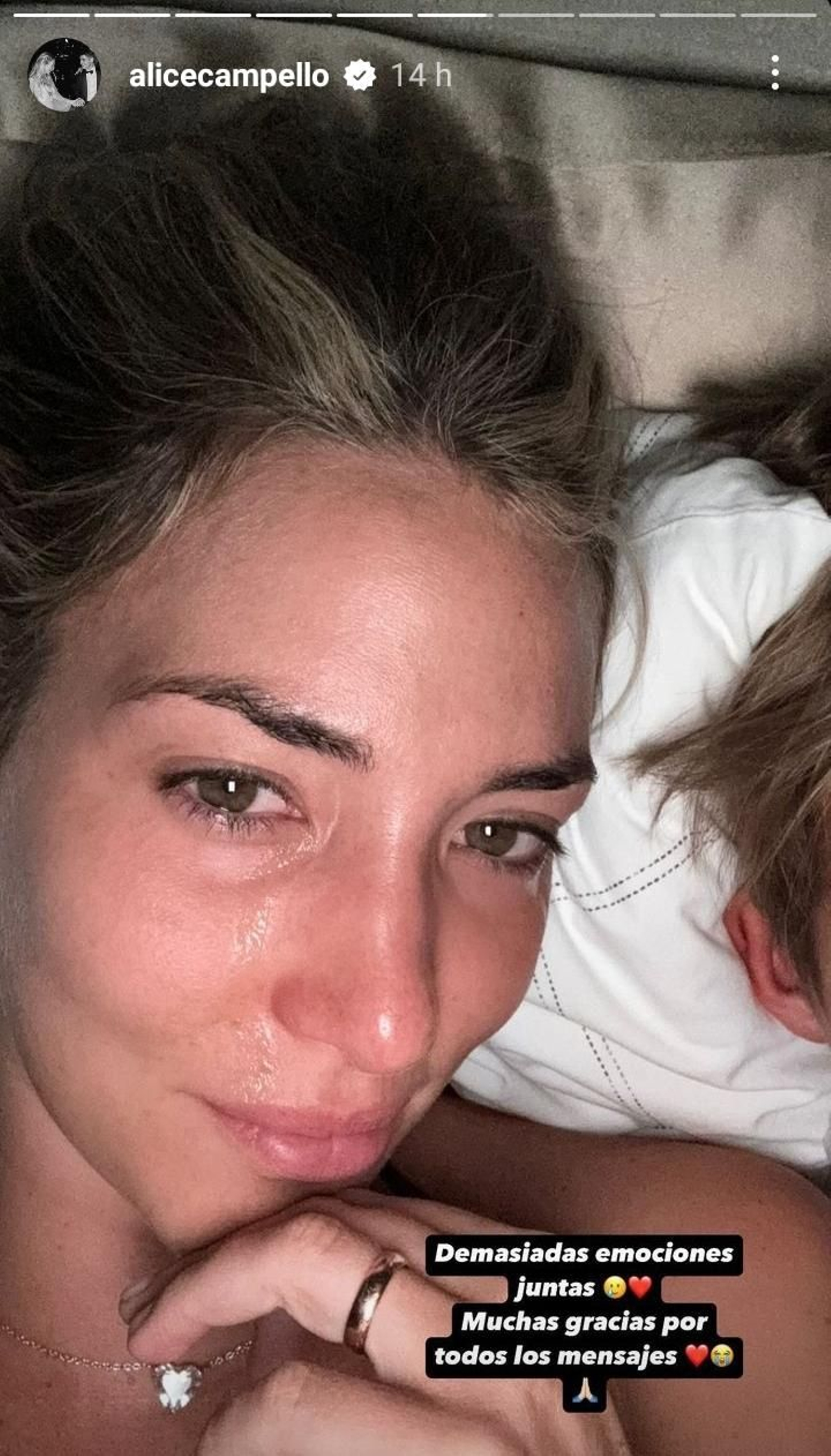 La modelo italiana no ha podido contener las lágrimas por la emoción del momento.