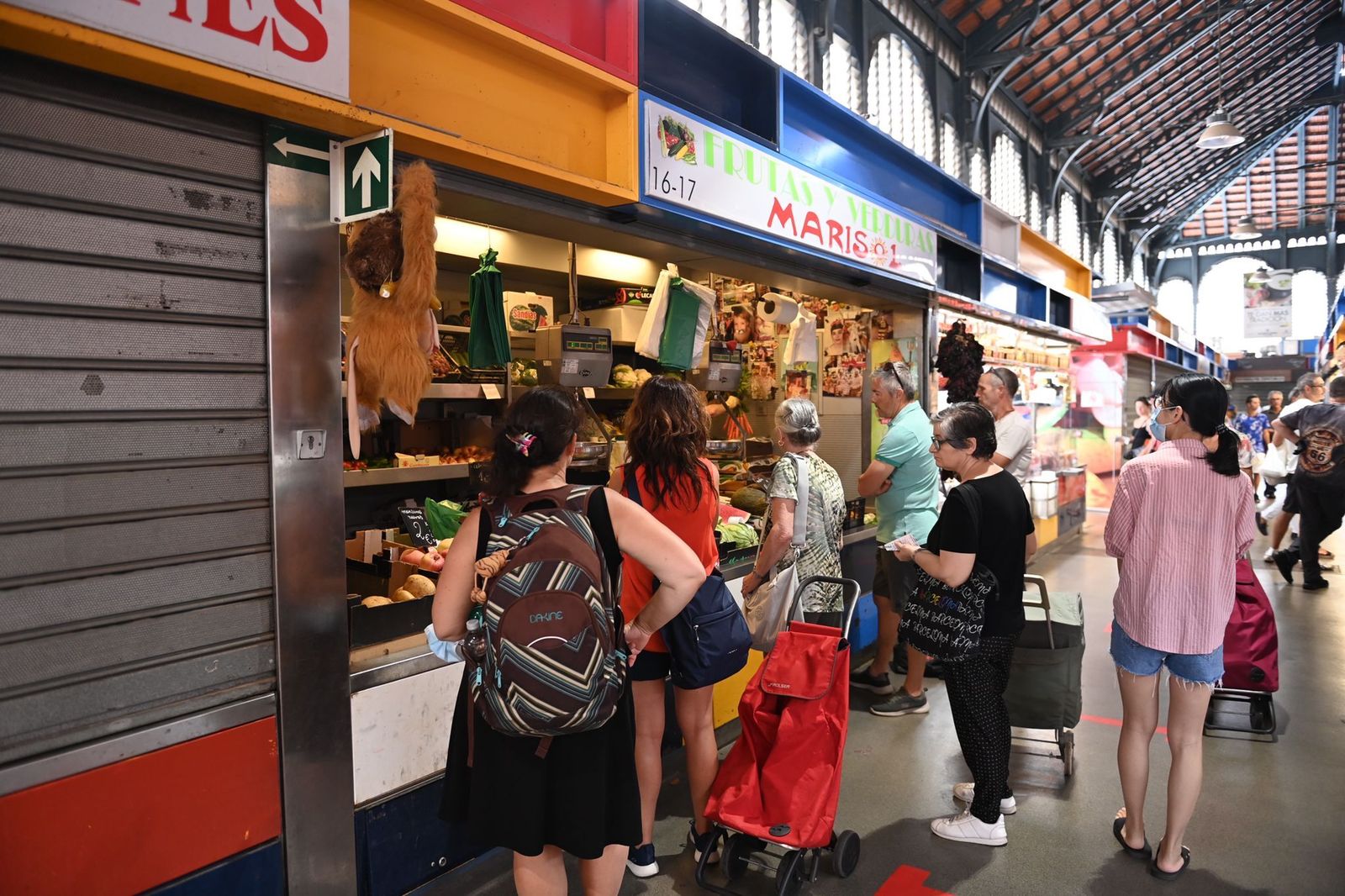 El cuarto de almendras a 4,95 euros o el kilo de muslo de pollo a 5 euros son algunos de los productos más encarecidos del mercado.