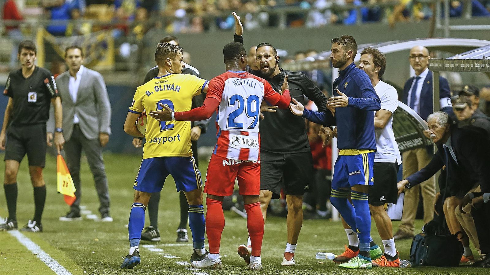 Un momento de tensión entre Neftalí y el banquillo cadista.