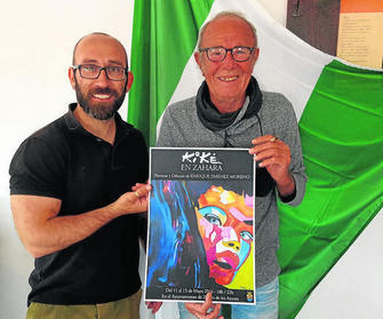 El presidente de la Junta Vecinal de Zahara junto al artista, durante la presentación del cartel anunciador.