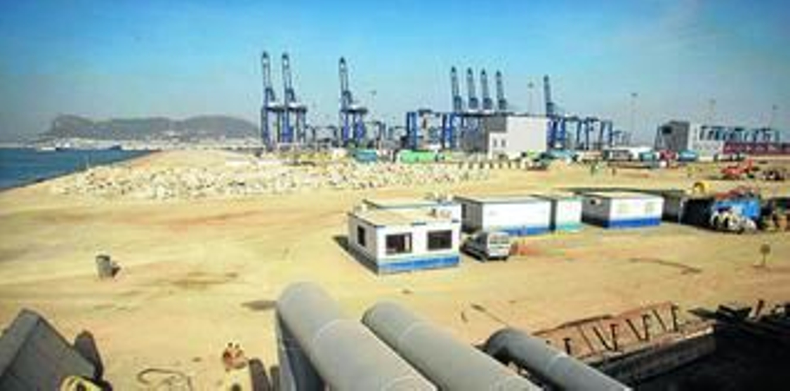 Vista general de Isla Verde Exterior y al fondo la terminal TTIA, que estará enlazada en un  futuro con los nuevos viarios y con ferrocarril.