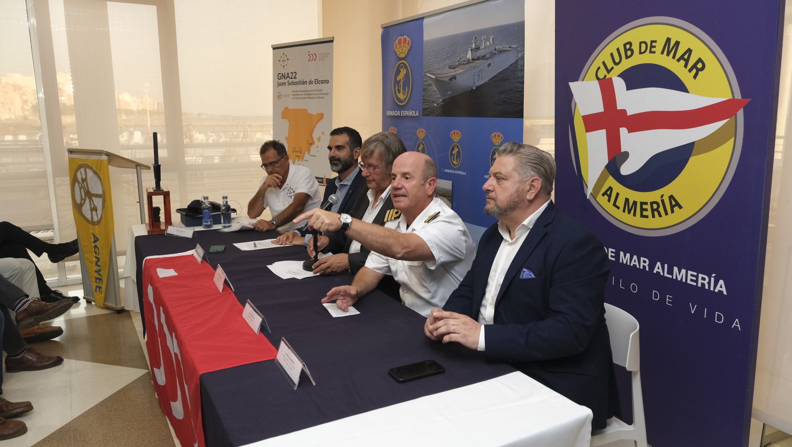 Imágenes de la visita de la Expedición Juan Sebastián Elcano al Club de Mar de Almería