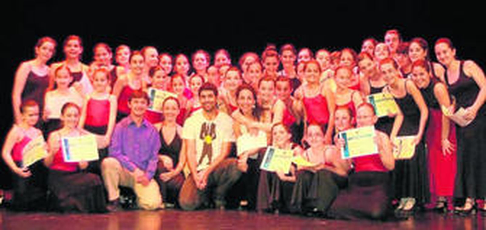 Anabel Veloso, Alberto Ruiz y Manuel Cruz con los alumnos participantes en la Semana de la Danza.