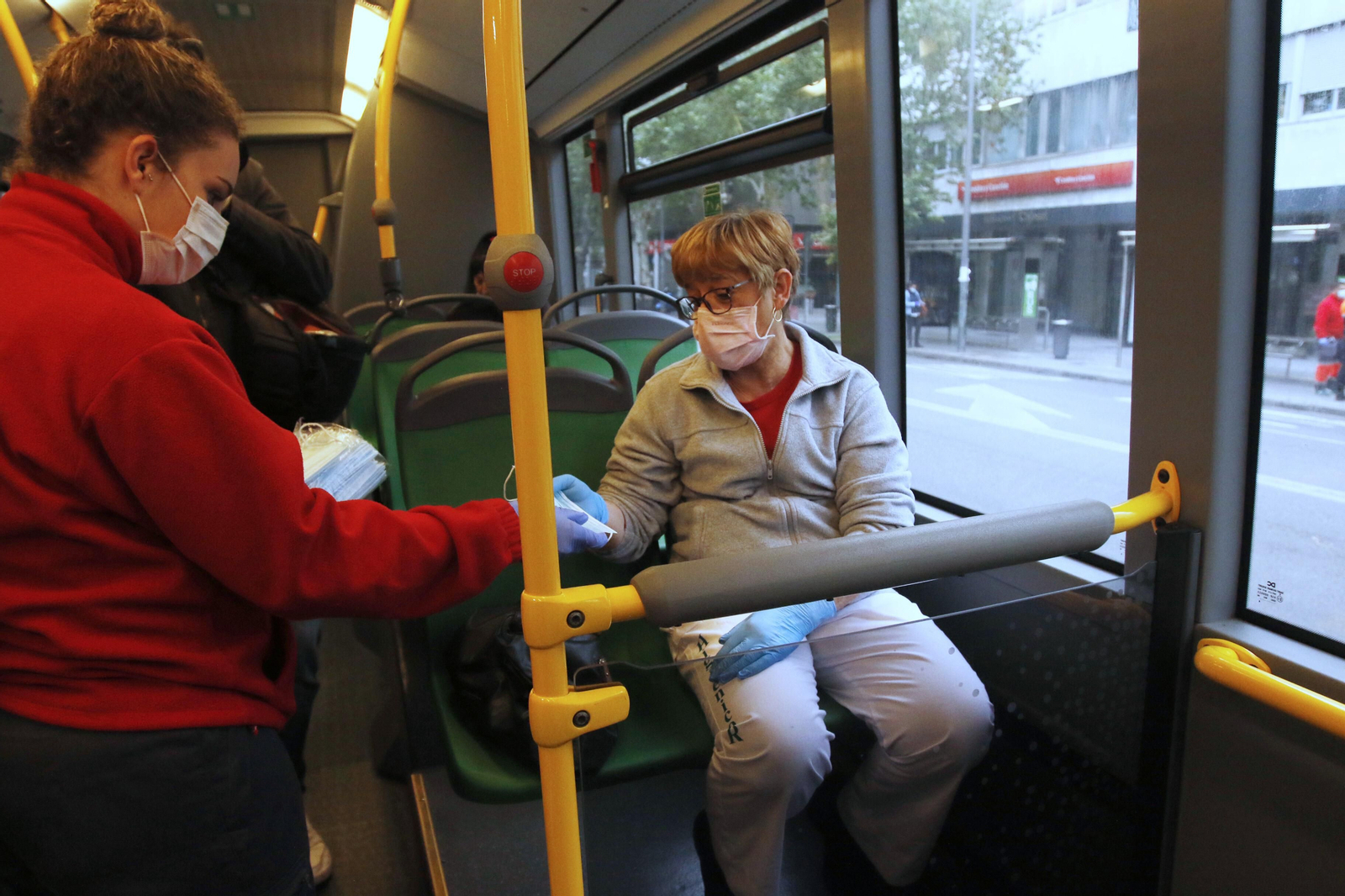 Las fotos del reparto masivo de mascarillas y la vuelta al trabajo en algunos sectores en Córdoba