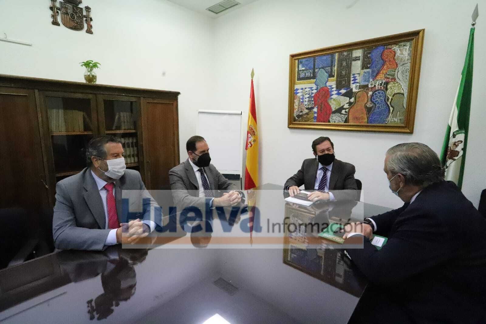 El director general durante la reunión con algunas de las autoridades onubenses.