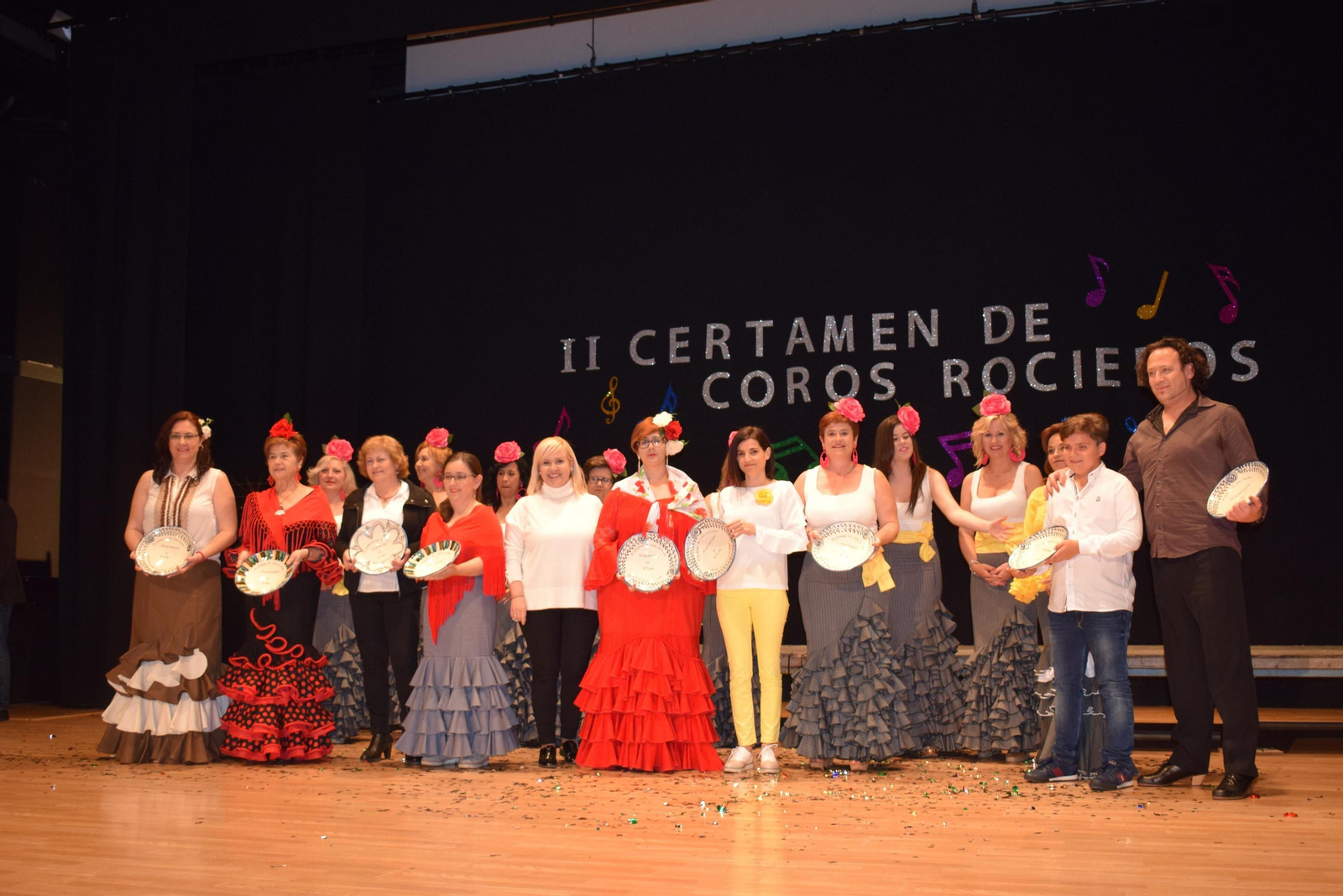 Representantes de los siete coros tras recibir un detalle por parte de la organización.