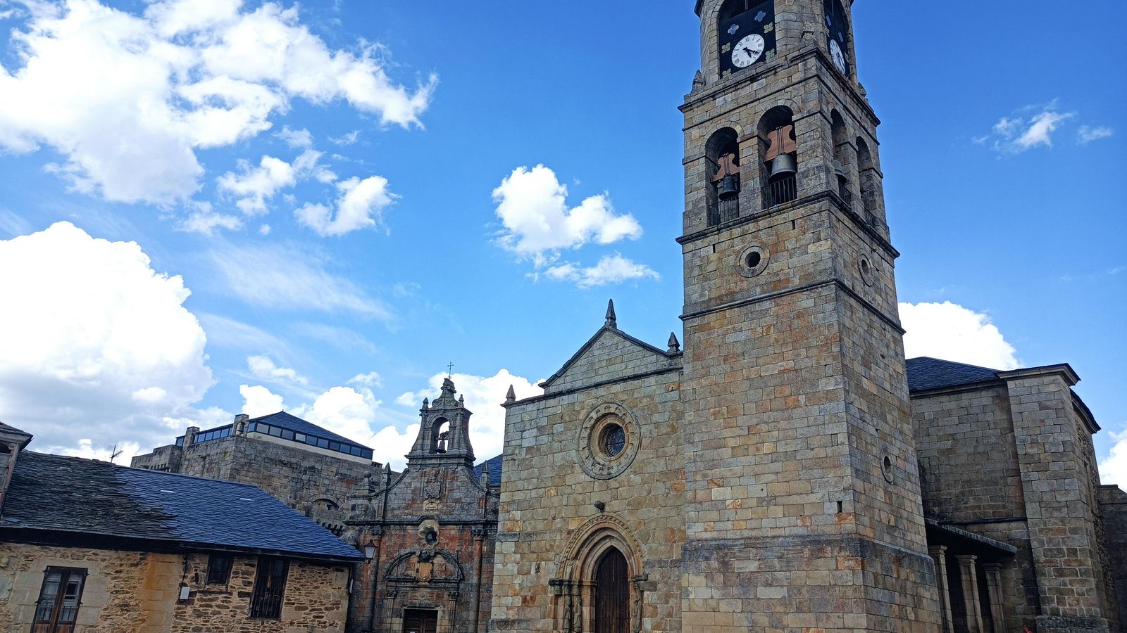 Plaza Mayor de Puebla de Sanabria: a la izquierda la Ermita de San Cayetano y a la derecha la Iglesia de Nuestra Señora del Azogue.