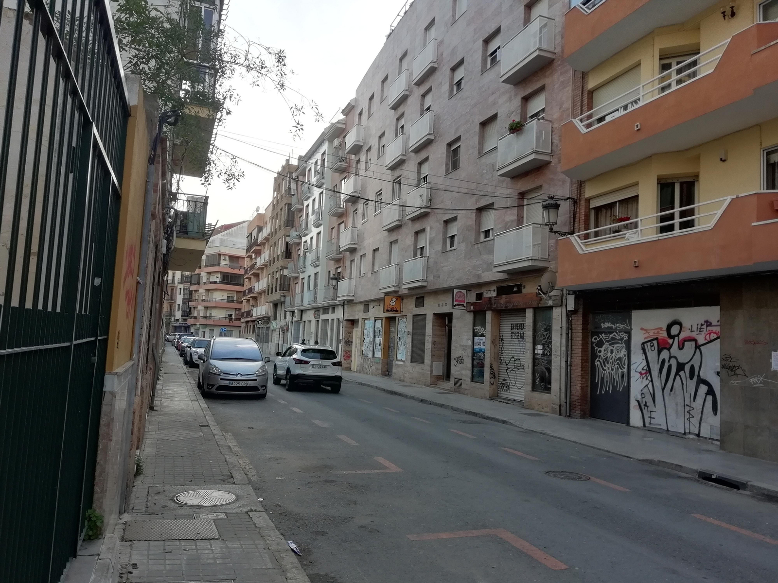 Vehículo circula en la nueva dirección de la calle Aragón.