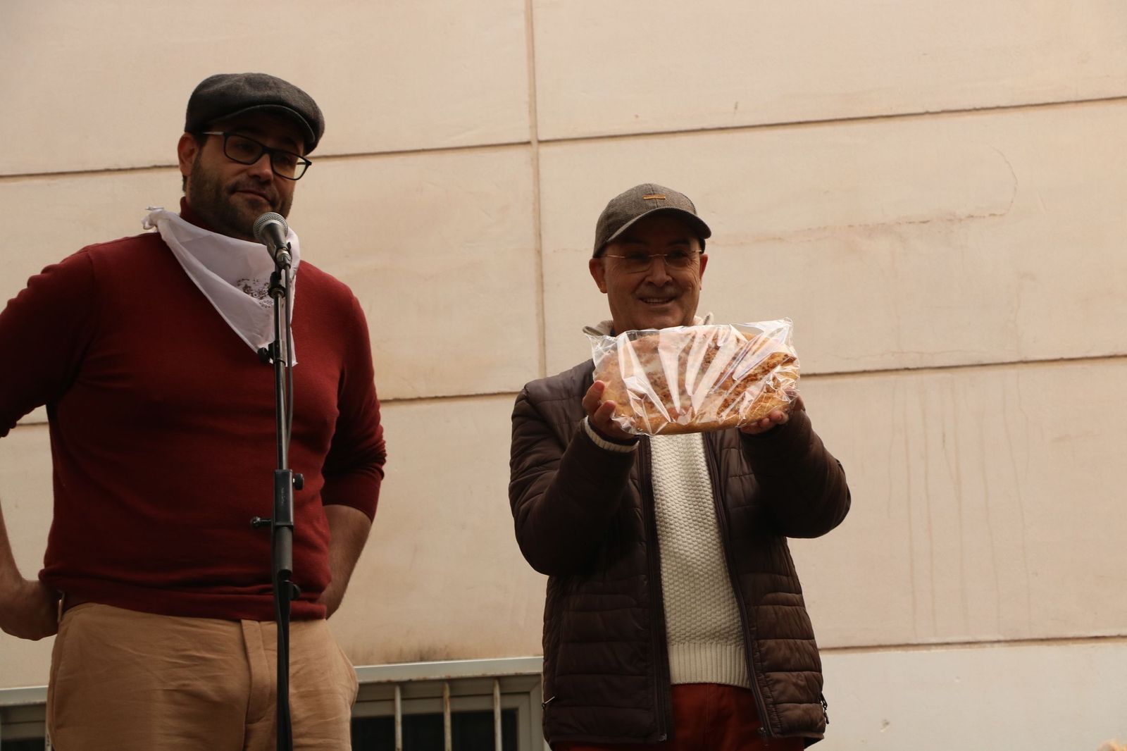 Así ha sido la bendición de las mascotas y la subasta de 'rabicos' en el casco histórico de Almería