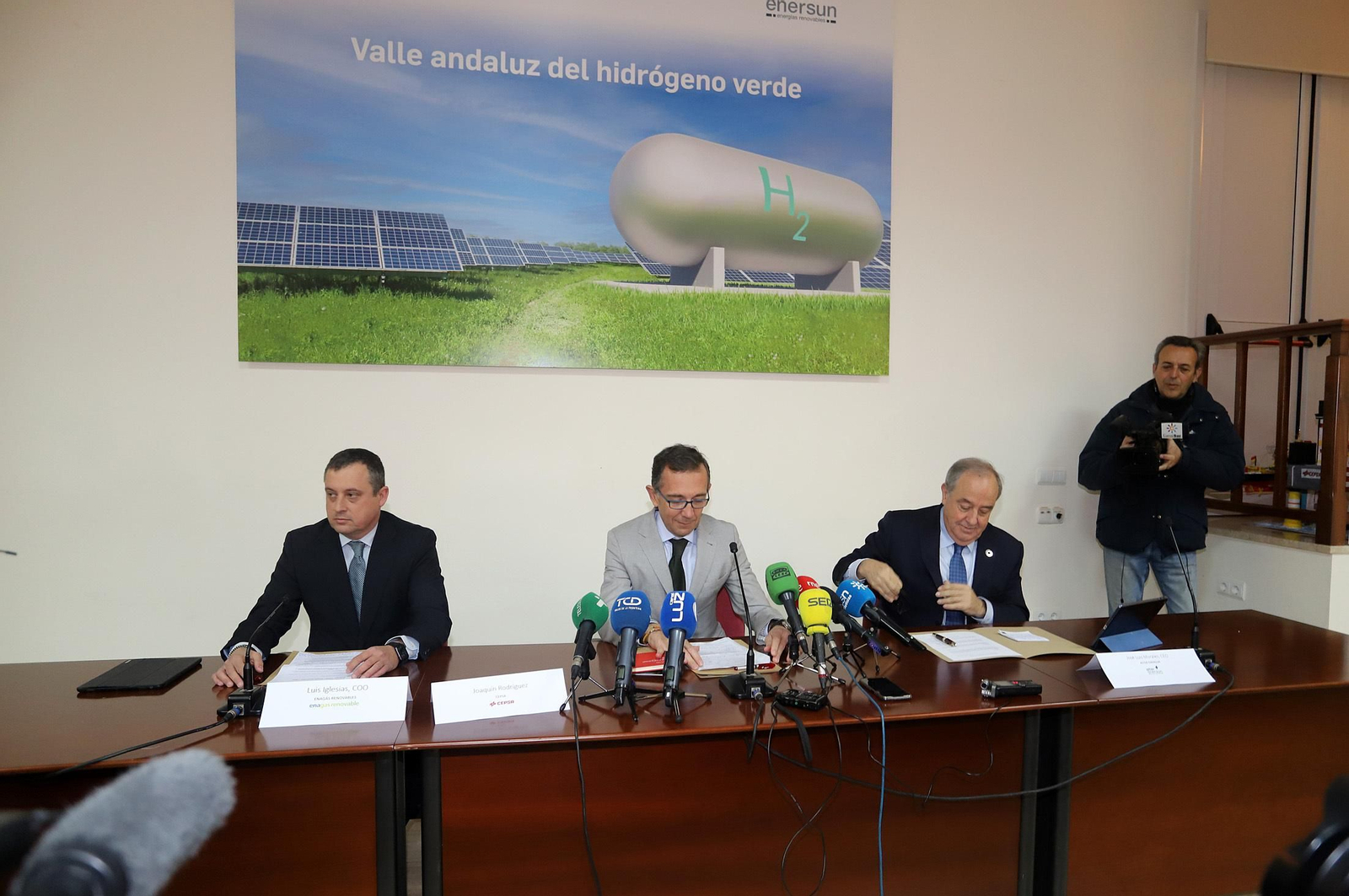 Imágenes del convenio entre Cepsa, Enagás Renovable y Alter Enersun para impulsar la descarbonización de la industria local y el transporte