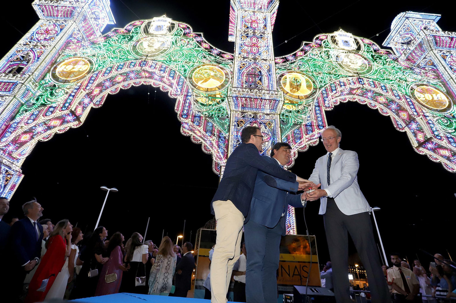 Daniel Mantero, Gabriel Cruz y Raynold von Samson aprietan el botón del encendido del alumbrado.
