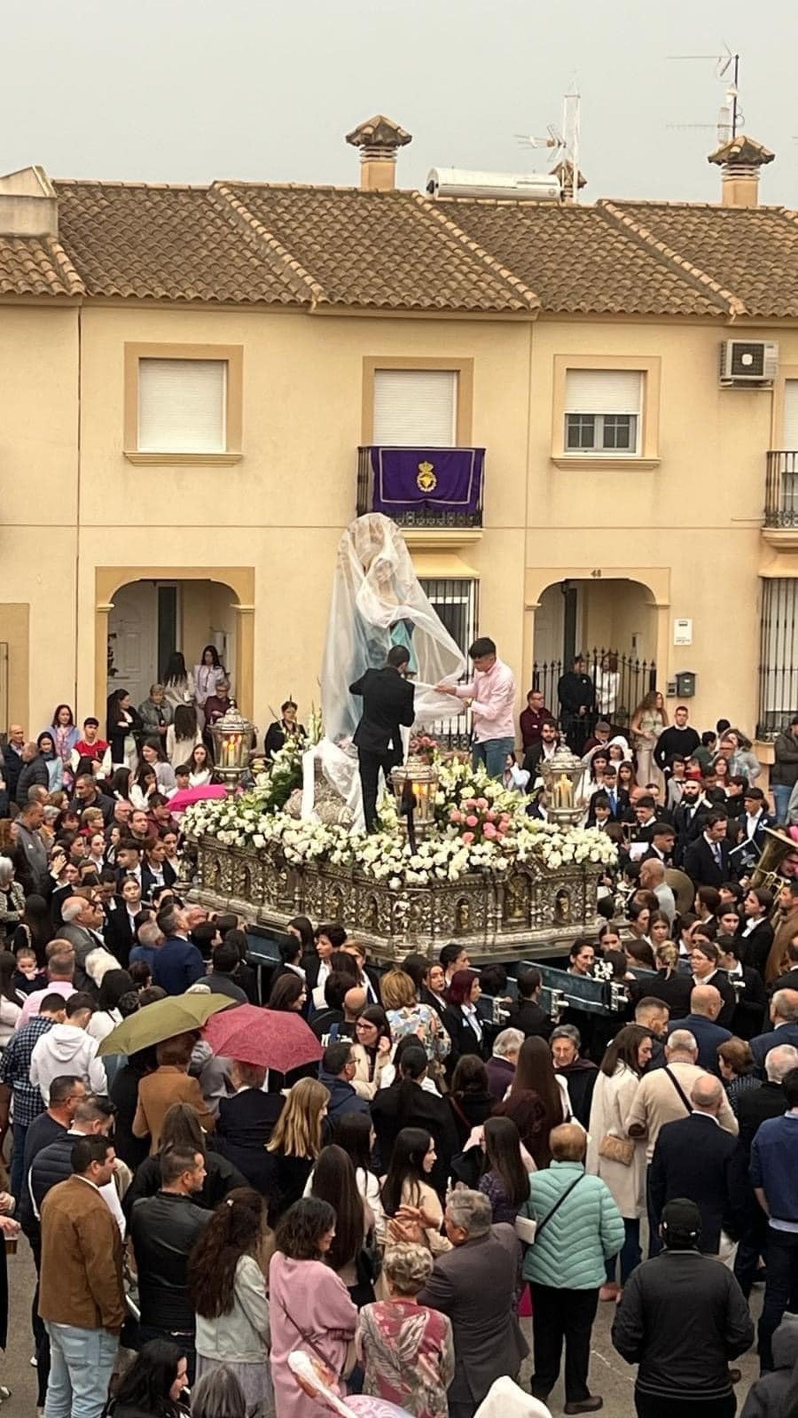 Momento en el que cubren con un plástico a la imagen de la Virgen del Río