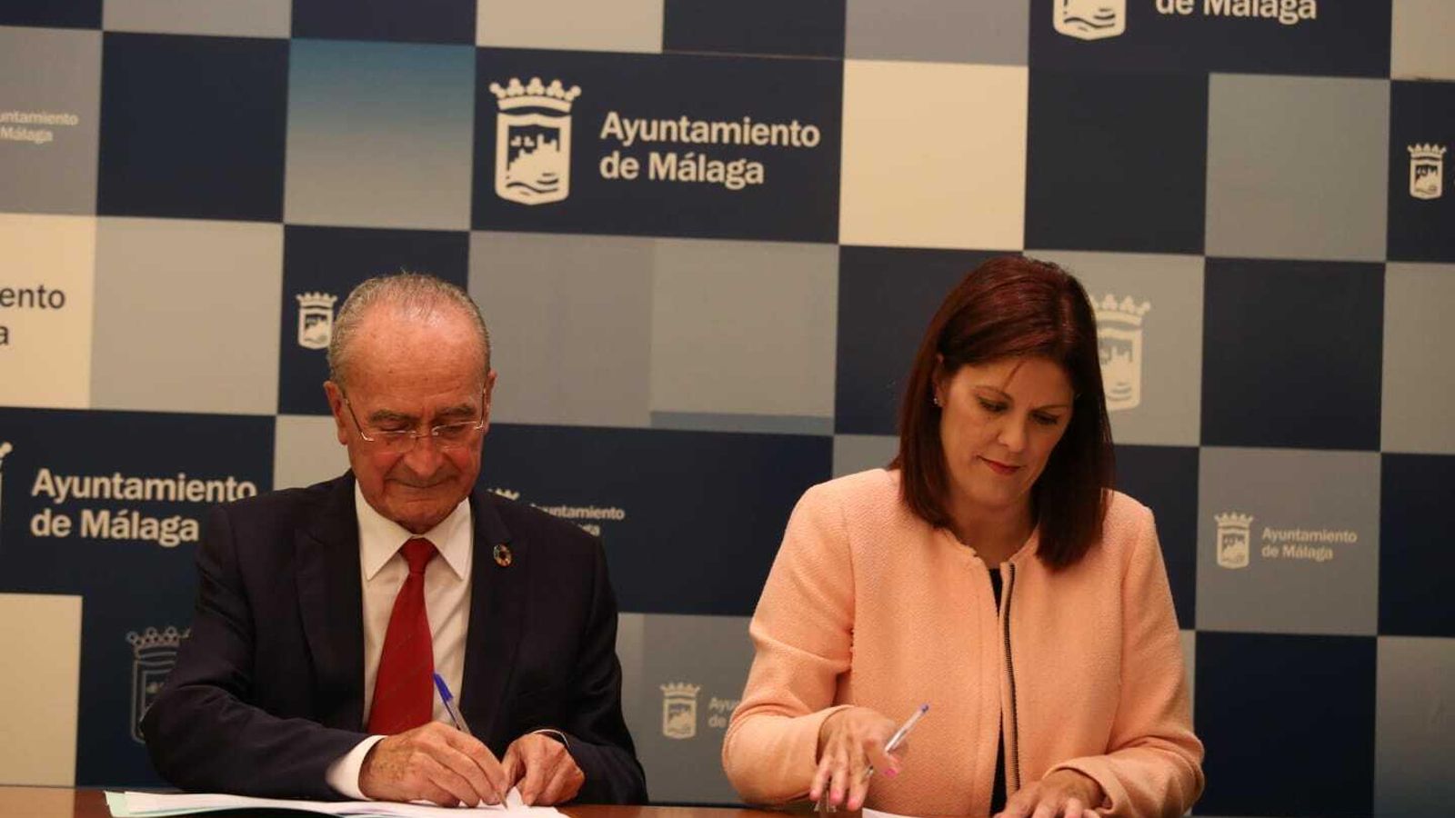 De la Torre y Losada firman el documento.
