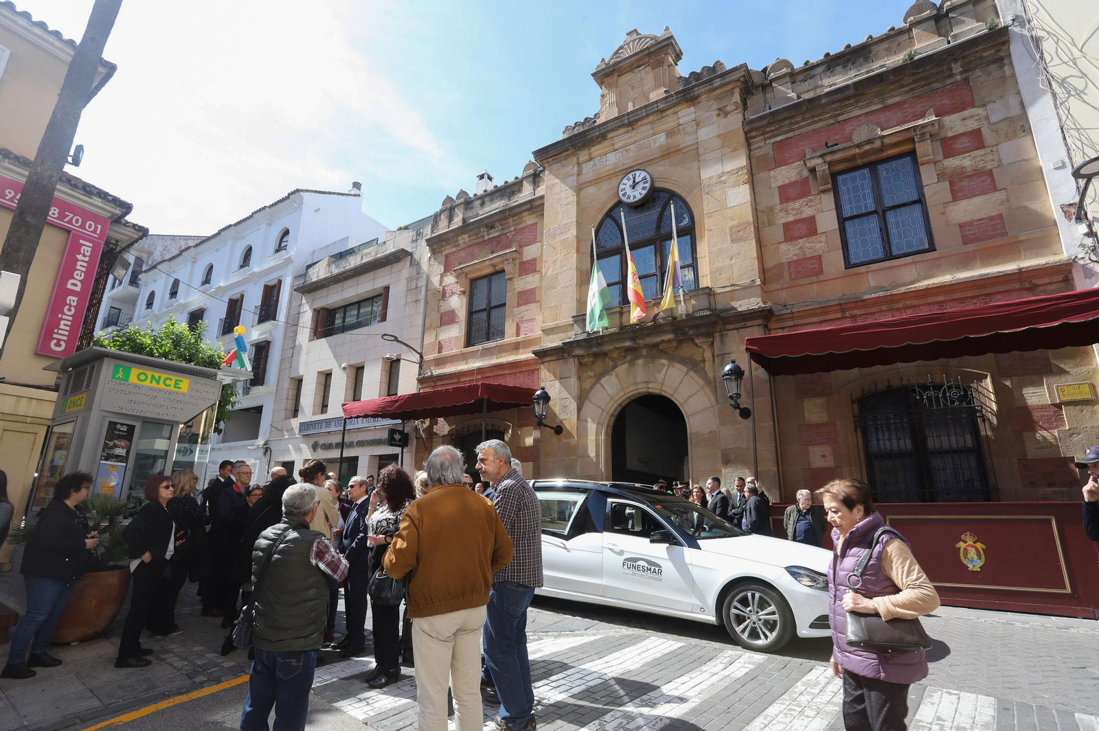 Imágenes de la capilla ardiente de Ernesto Delgado instalado en el Salón de Plenos del Ayuntamiento de Algeciras