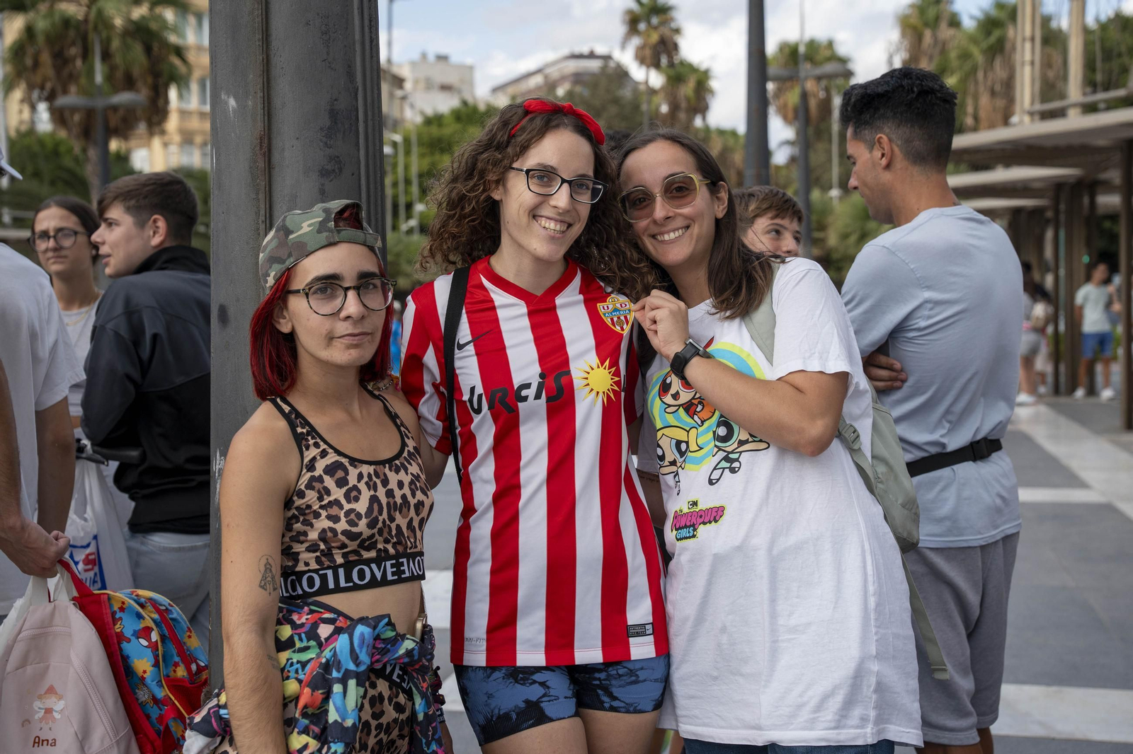 Los jugadores de la UDA Thalys y Andrés firman autógrafos