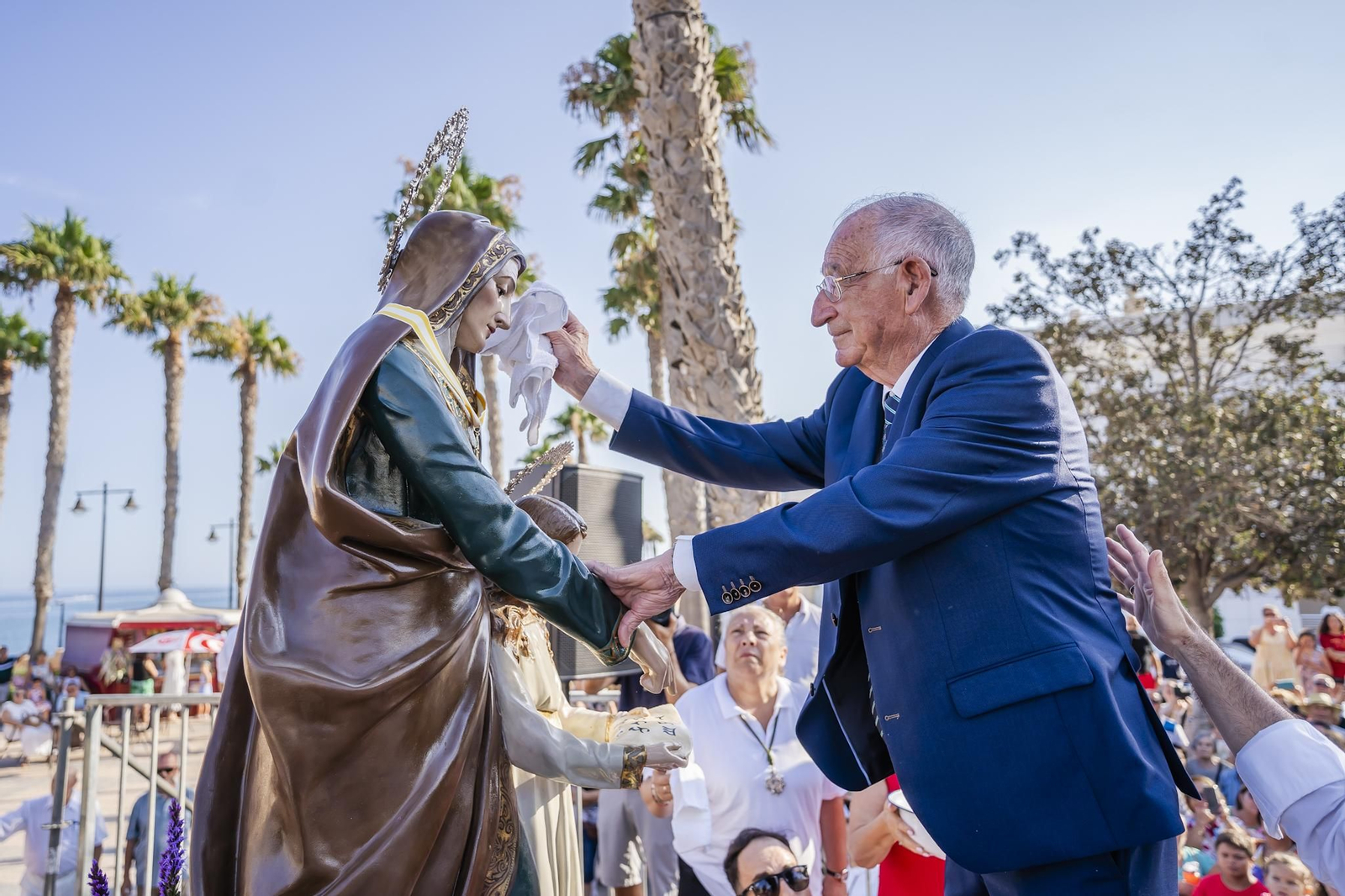 La procesión de la Virgen del Carmen y Santa Ana pone el broche final a las fiestas del Puerto de Roquetas