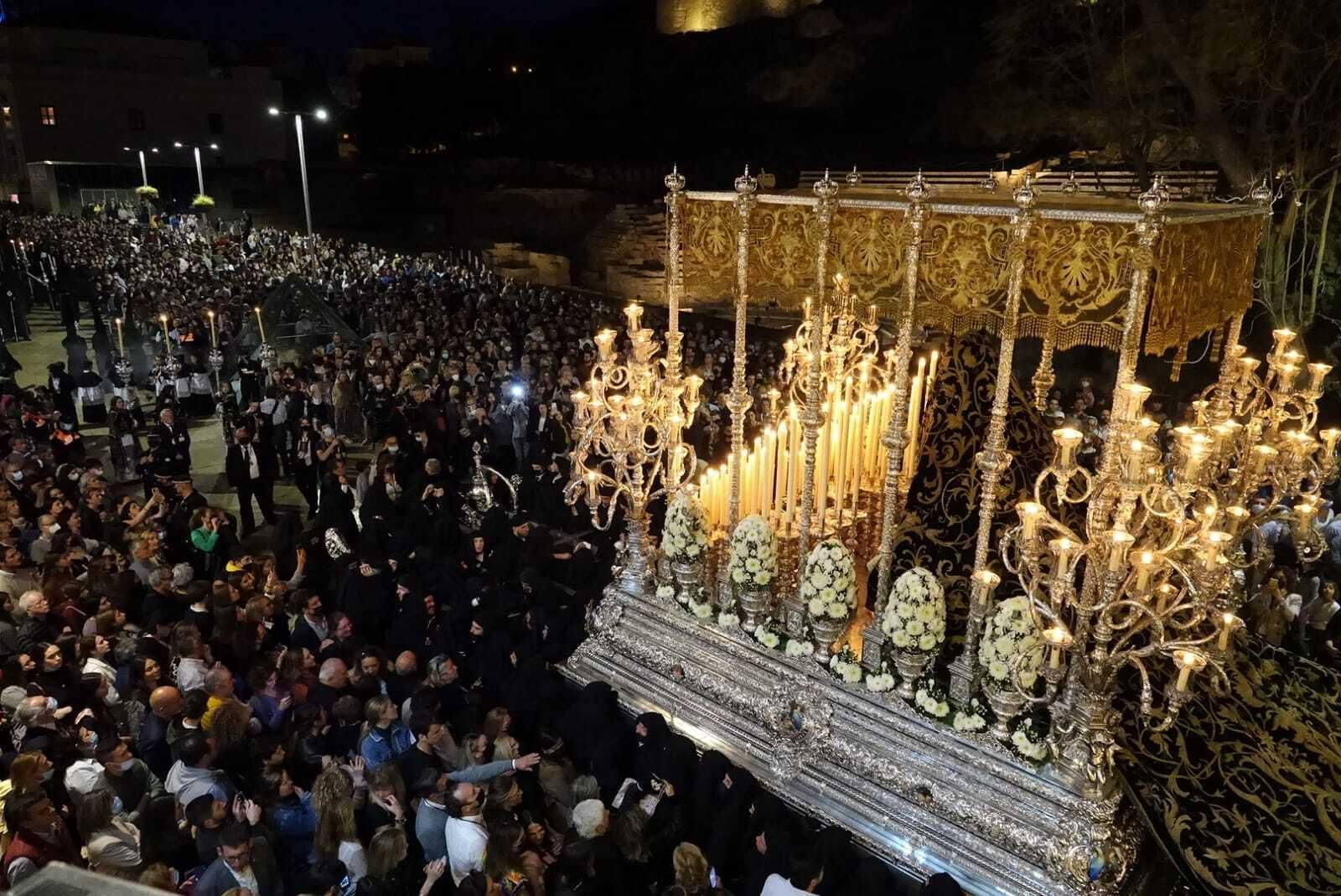 La Virgen de la Soledad de la cofradía del Sepulcro ante una calle Alcazabilla repleta.