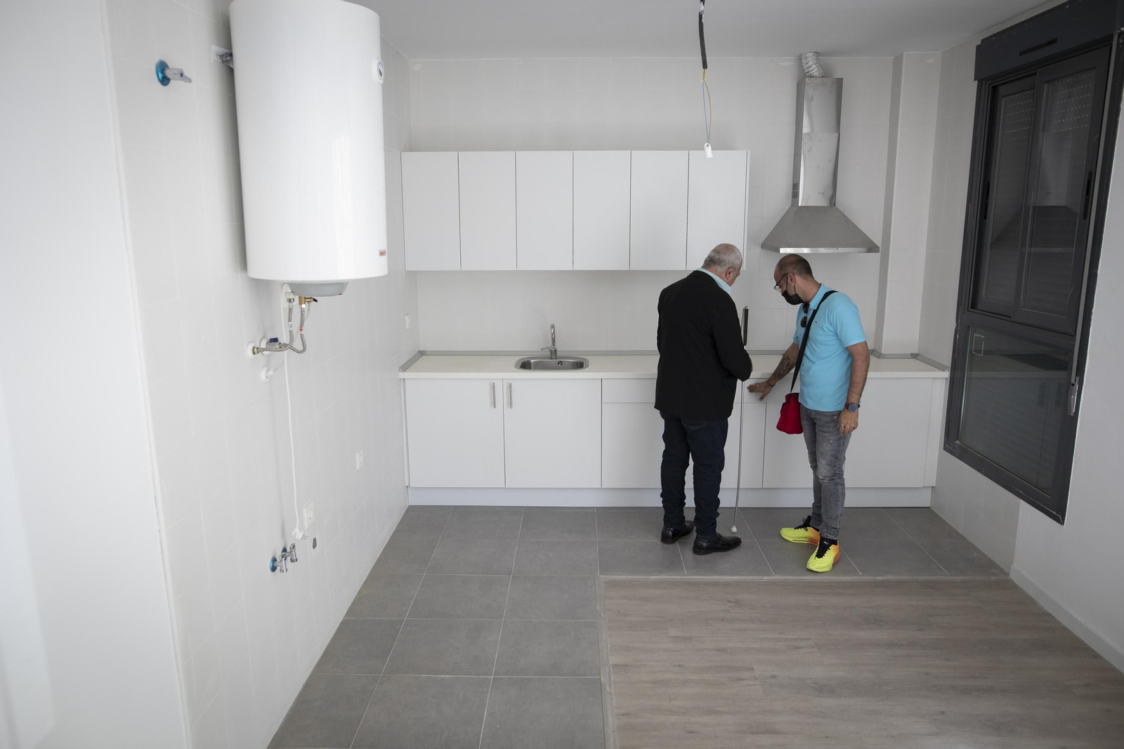 Imagen de archivo de dos personas comprobando el estado de una vivienda tras la reforma