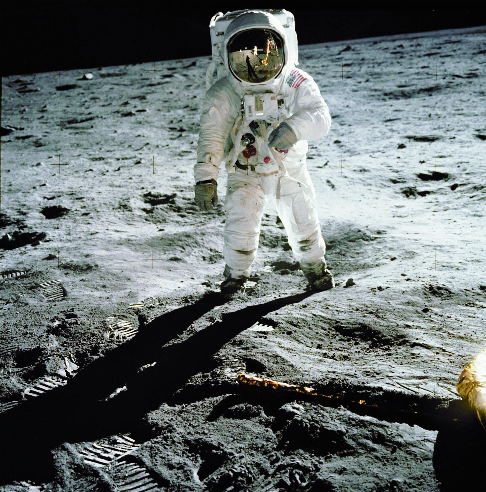 El astronauta Edwin Aldrin andando en la luna , fotografiado por su compañero Neil Armstrong.