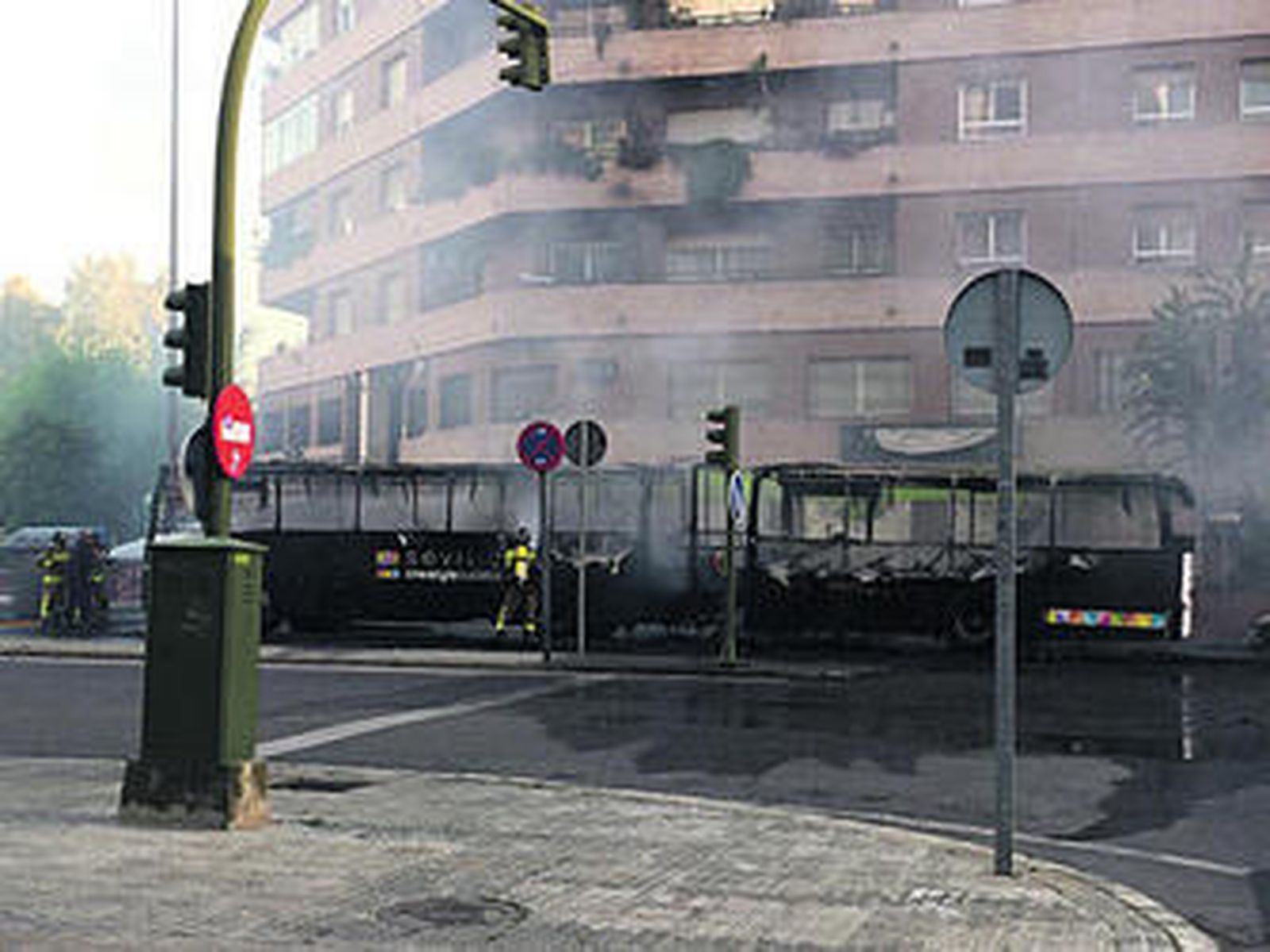 Un incendio calcina un autobús del Factory del aeropuerto