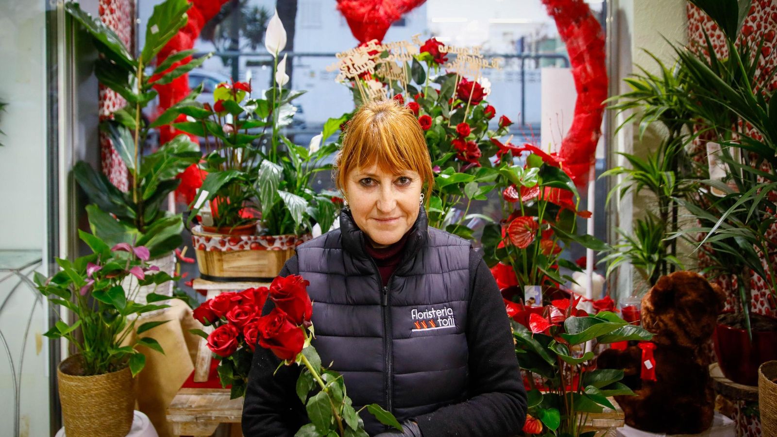 En Floristería Toñi tienen un mural en el escaparate.