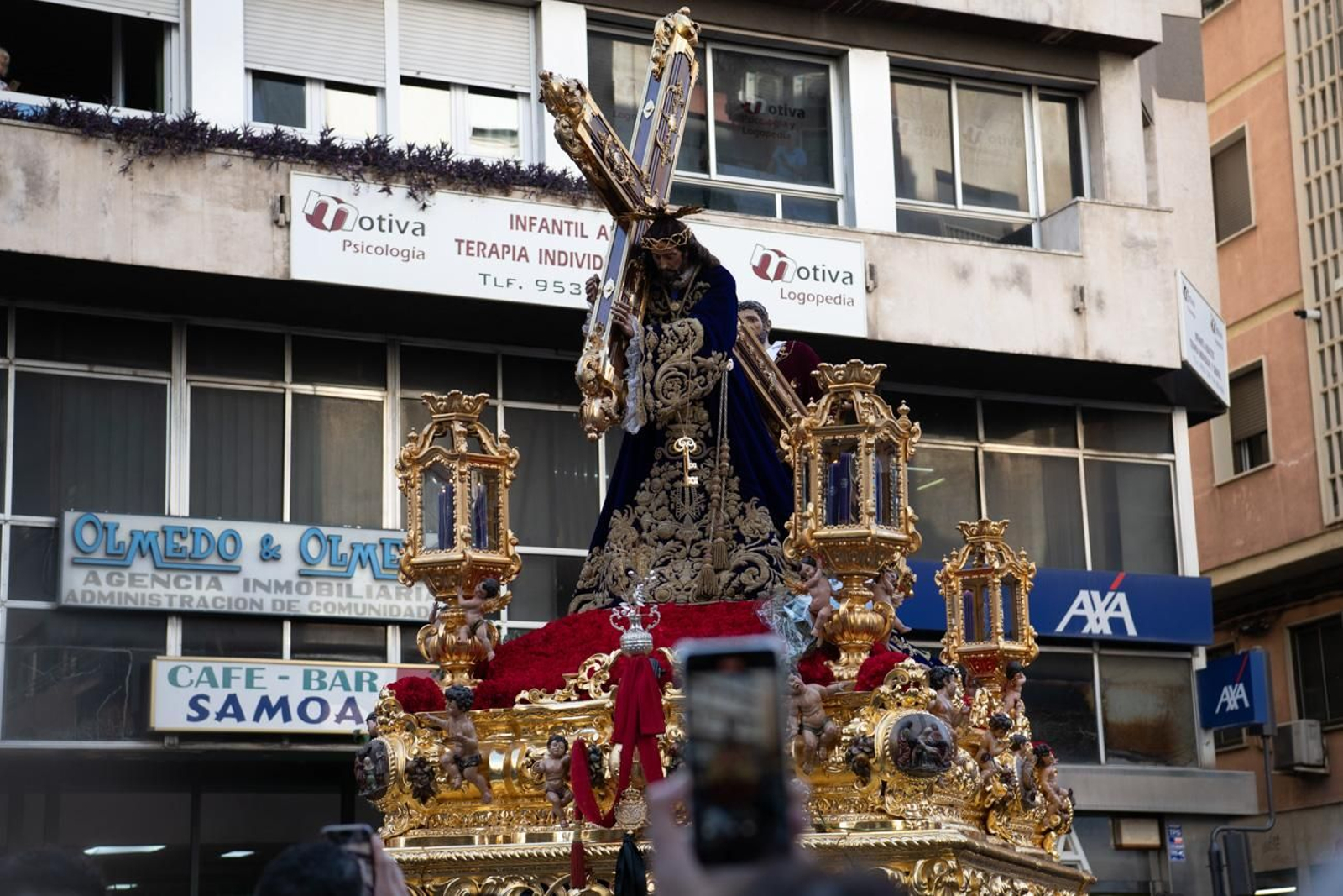 El pueblo de Jaén abraza con solemnidad a El Abuelo en la Magna, en imágenes